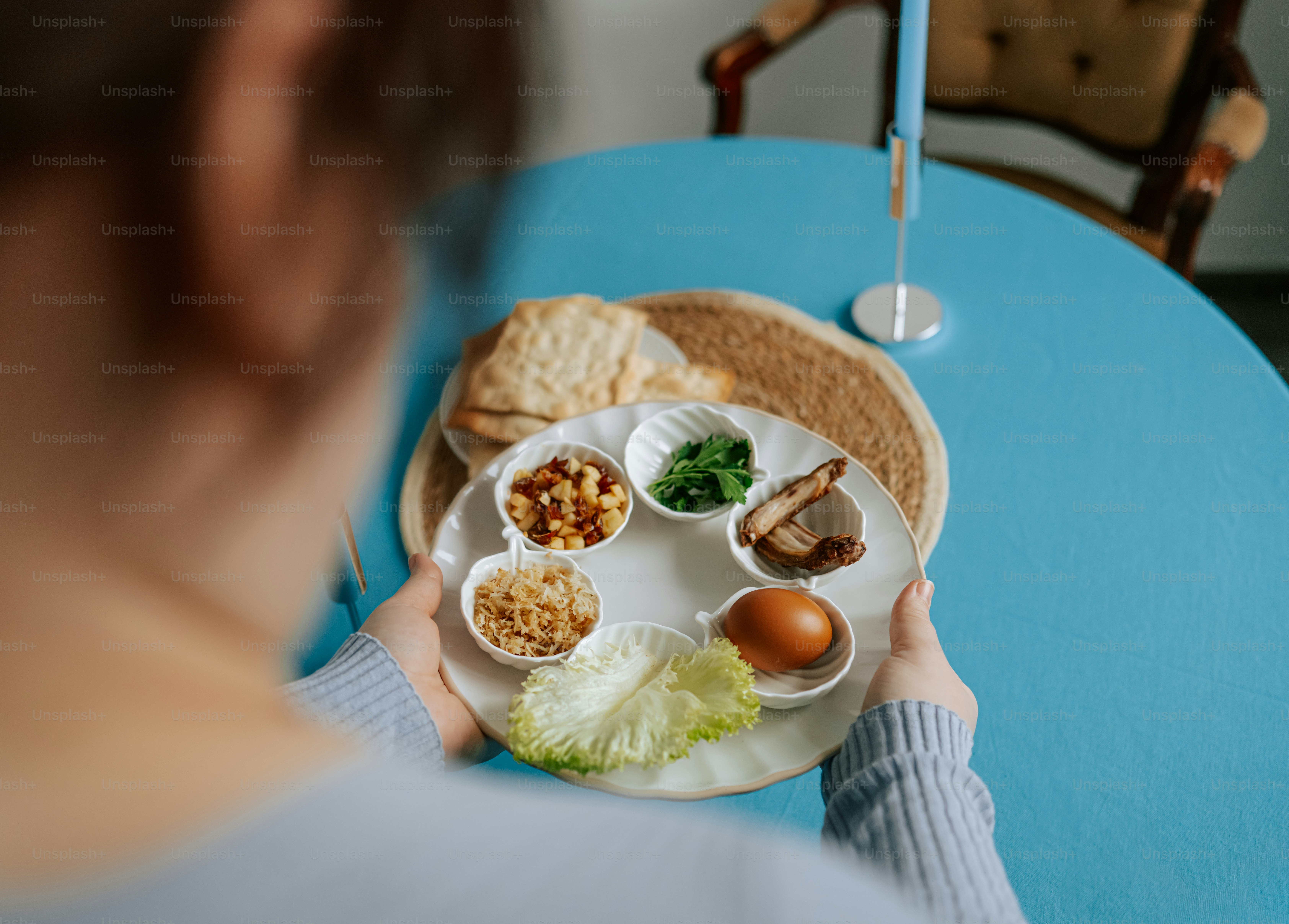 Persona che tiene un piatto del seder con alimenti