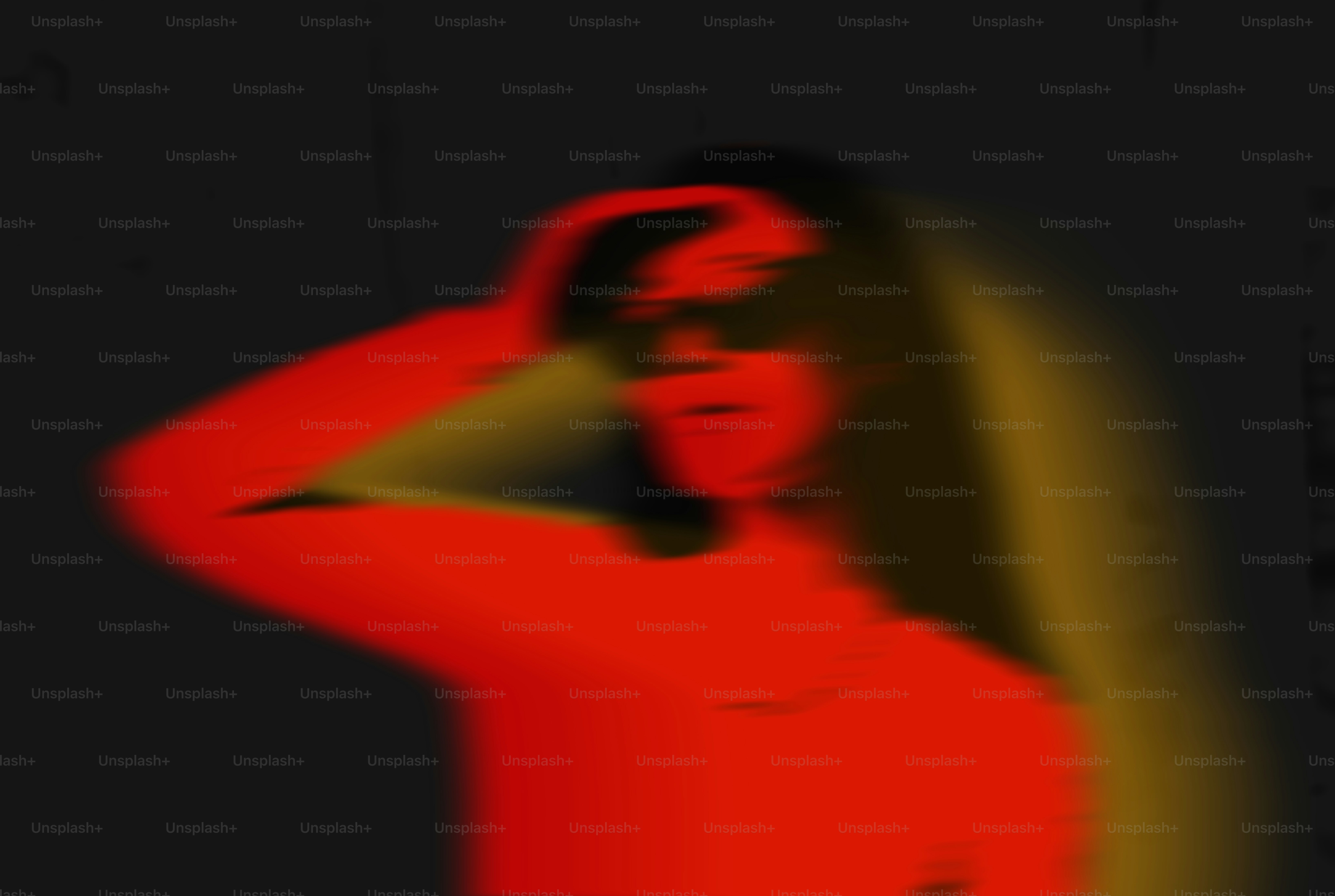 Pessoa iluminada por luz vermelha e amarela