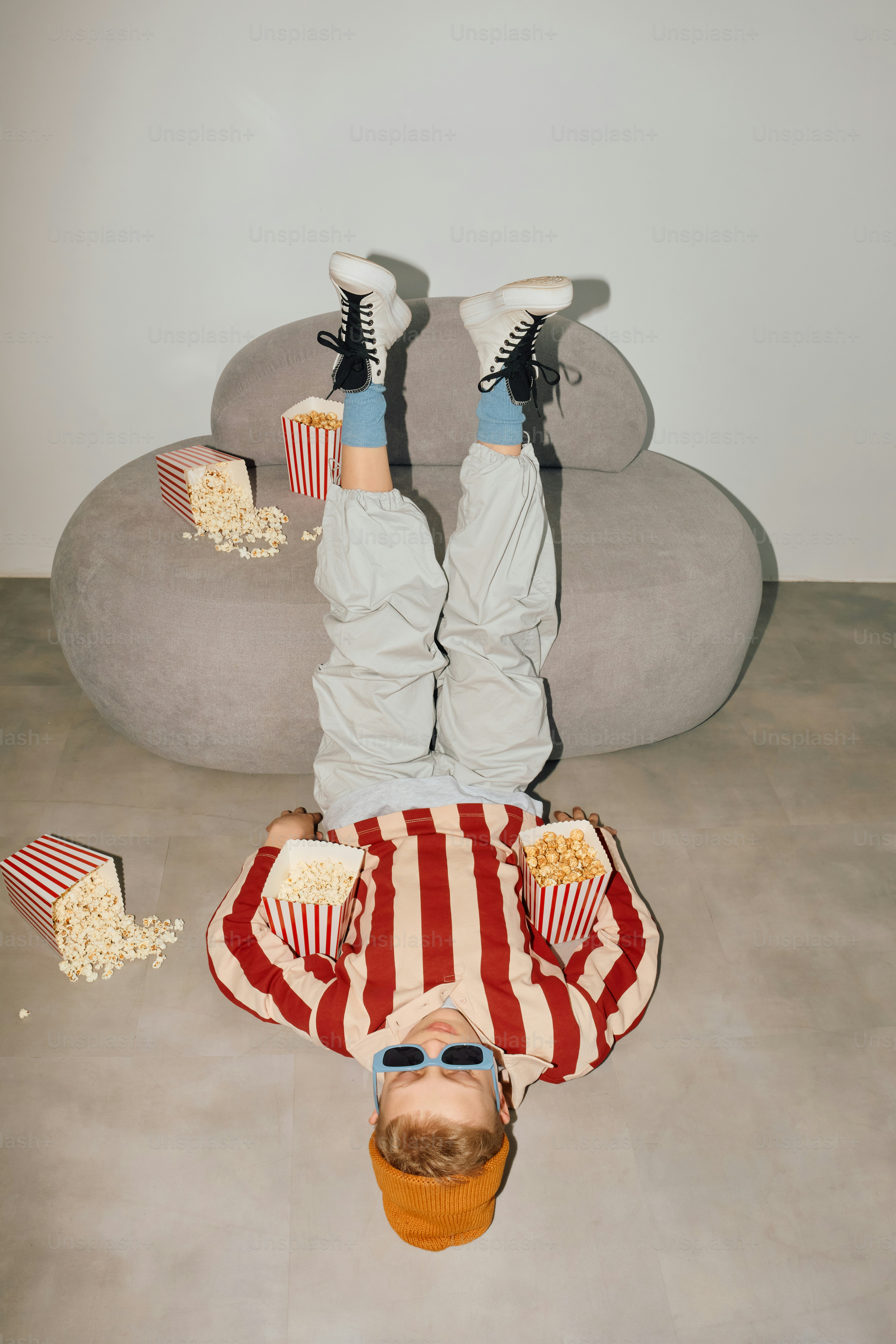 Chico con gafas 3D y palomitas en el suelo