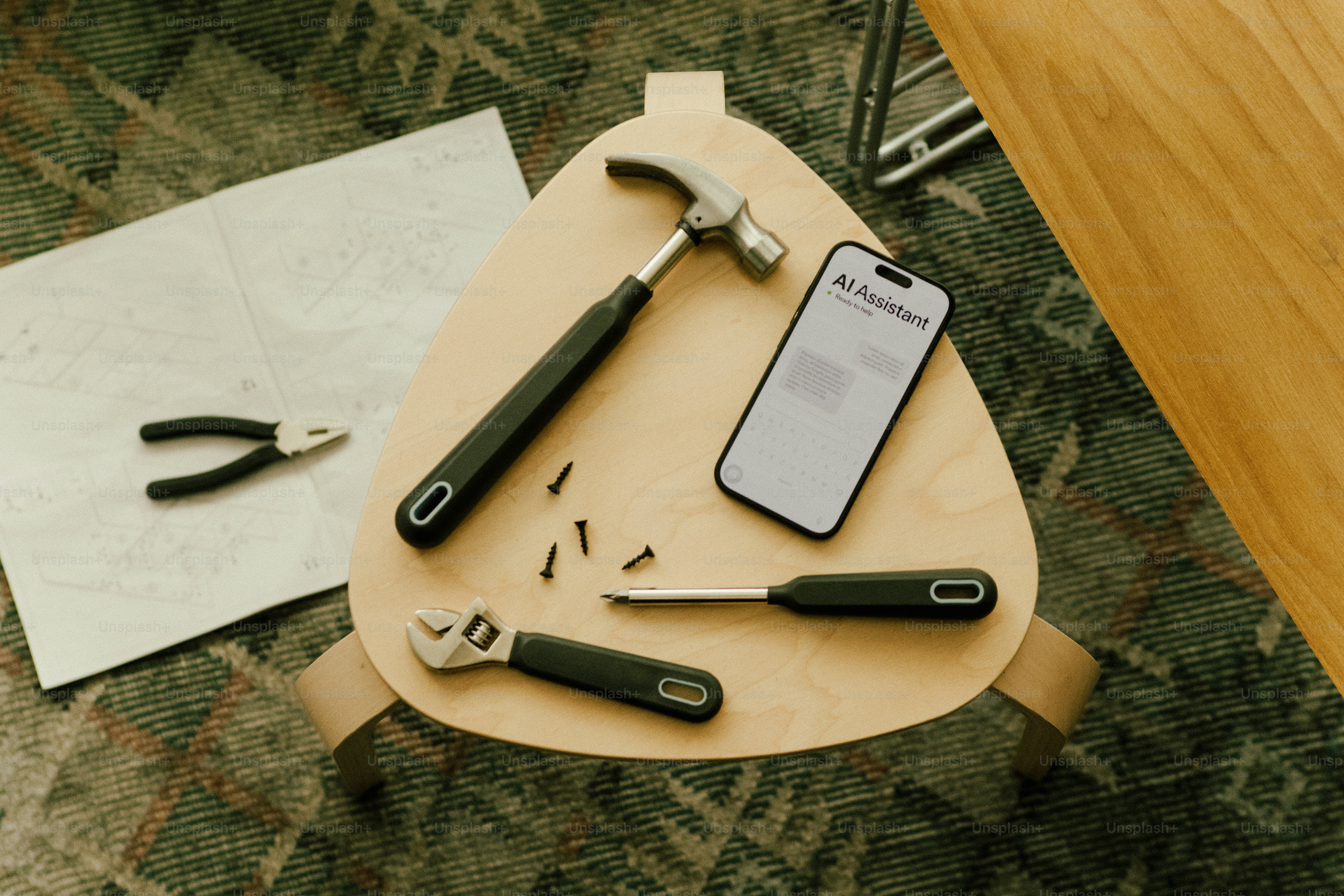 Alat dan smartphone diletakkan di atas permukaan kayu.