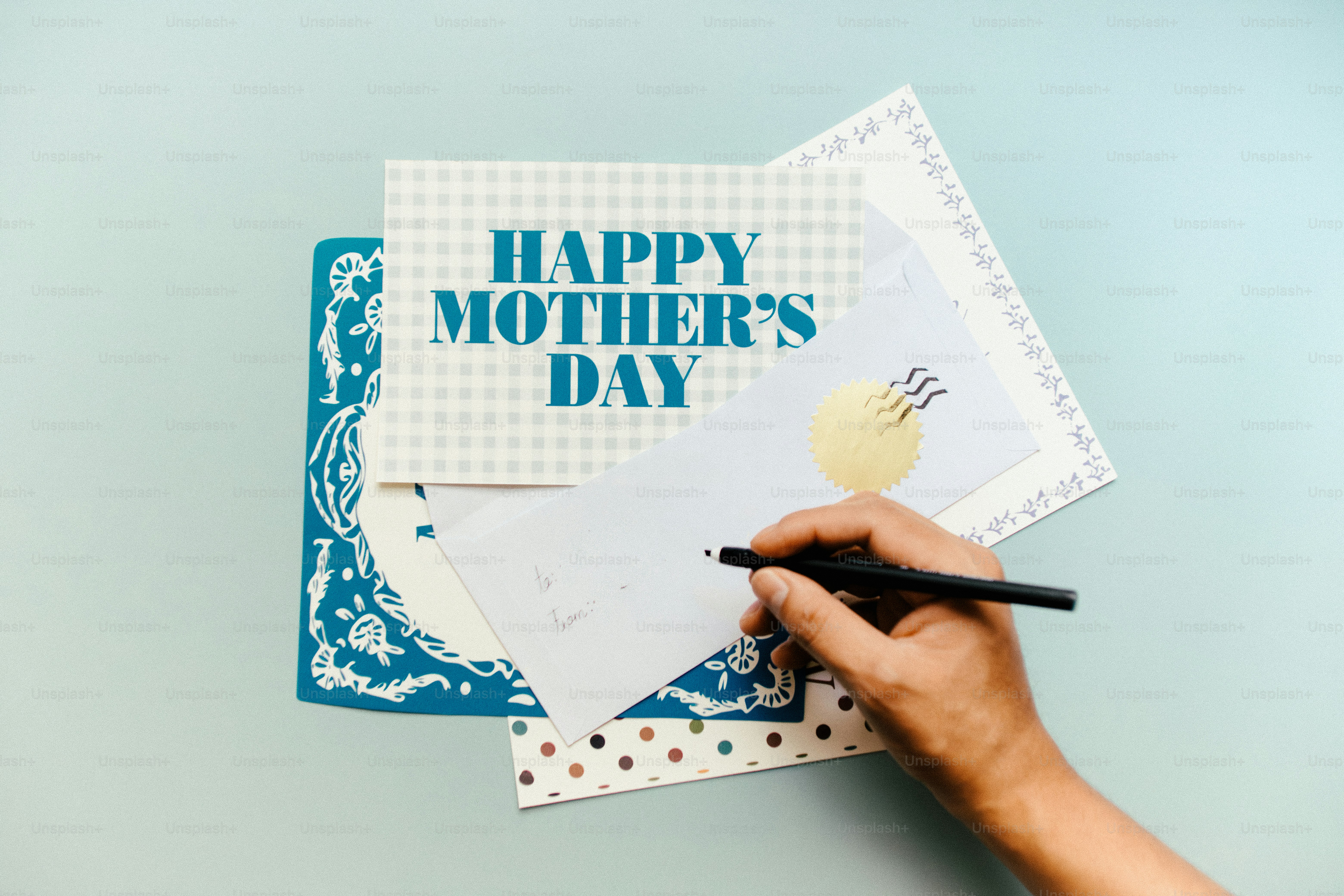 Scrittura a mano su un biglietto per la Festa della Mamma.