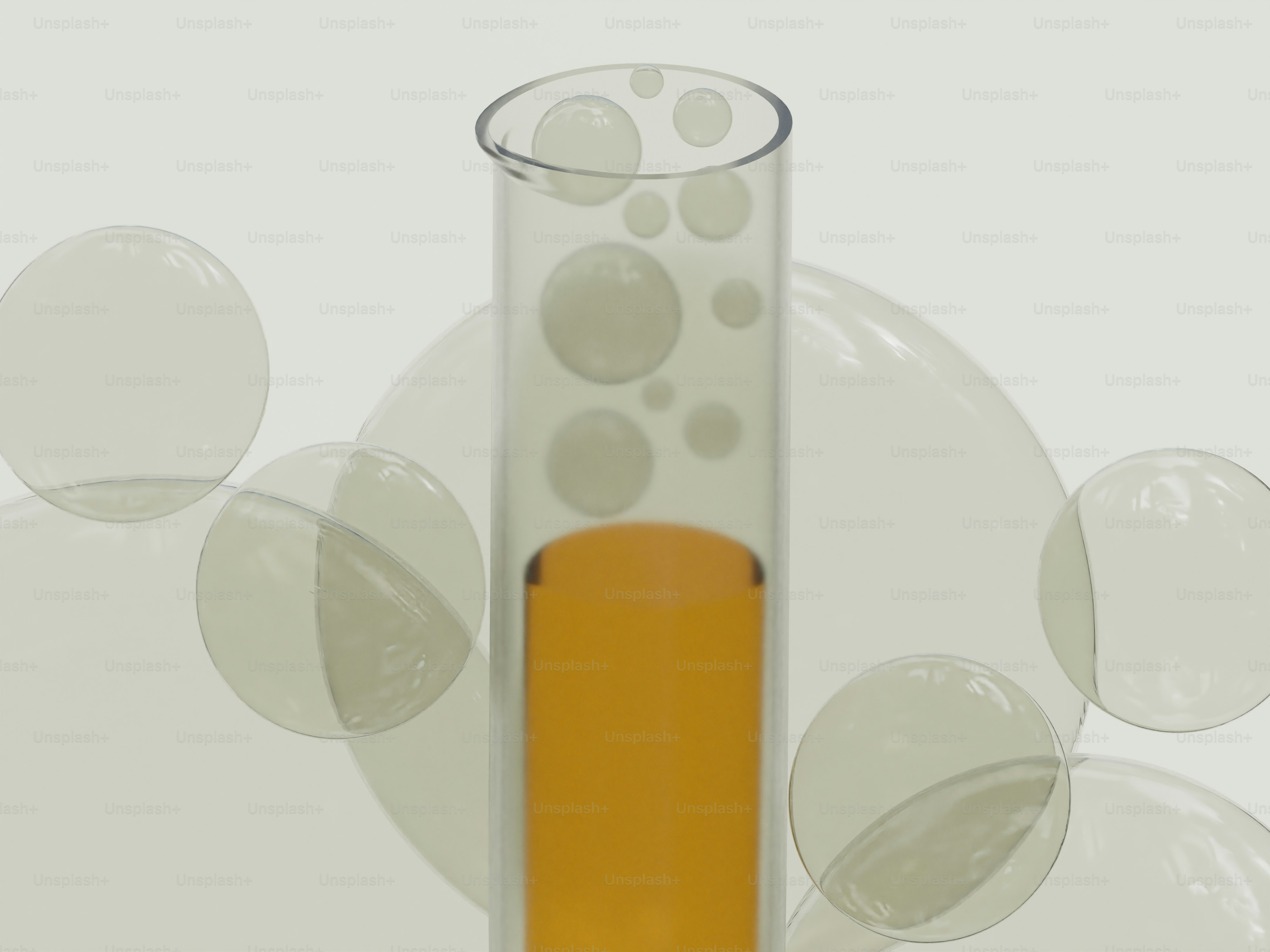 Un tubo de ensayo con líquido naranja y burbujas