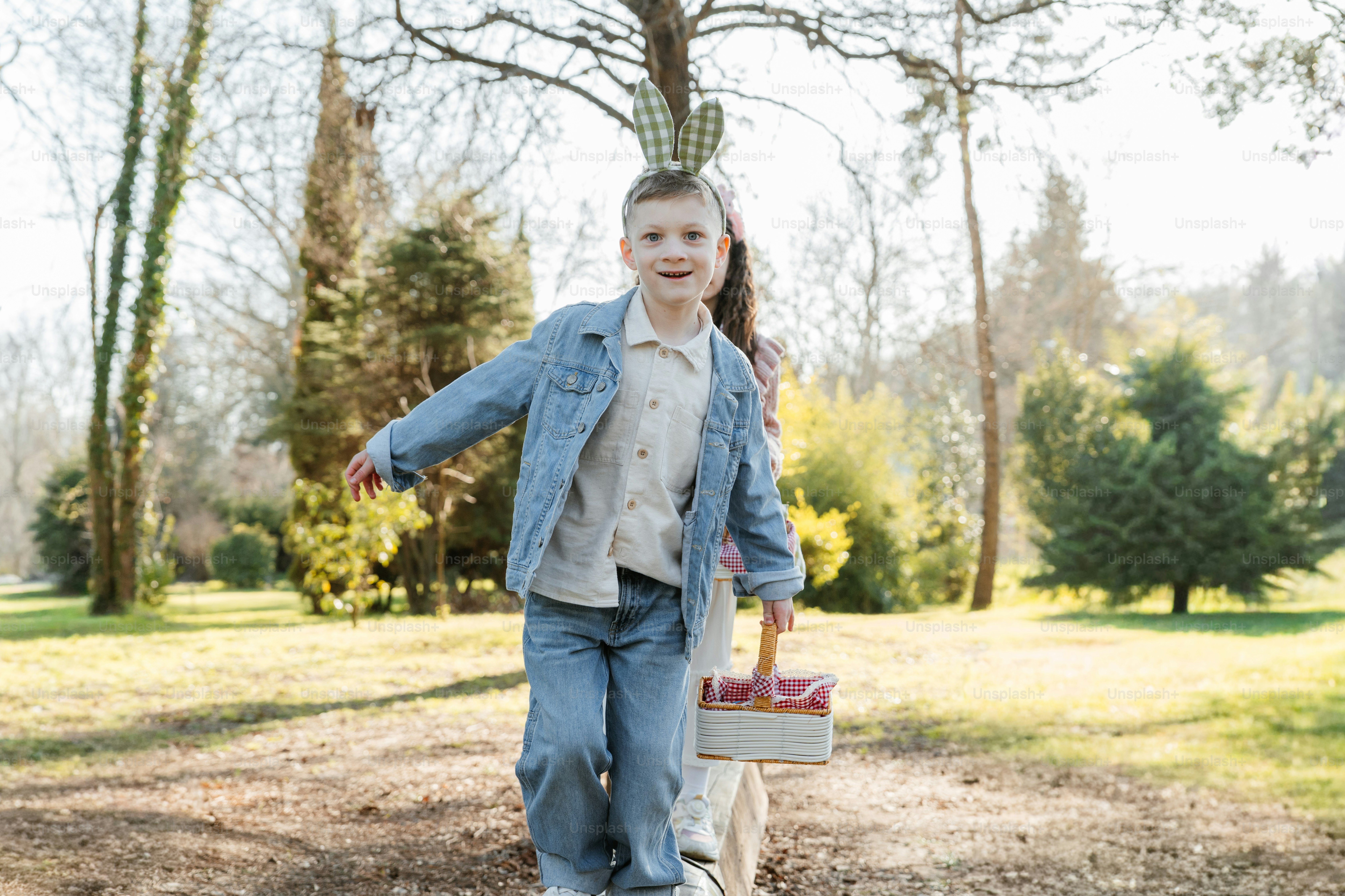 토끼 귀를 가진 어린 소년이 공원을 걷고 있다