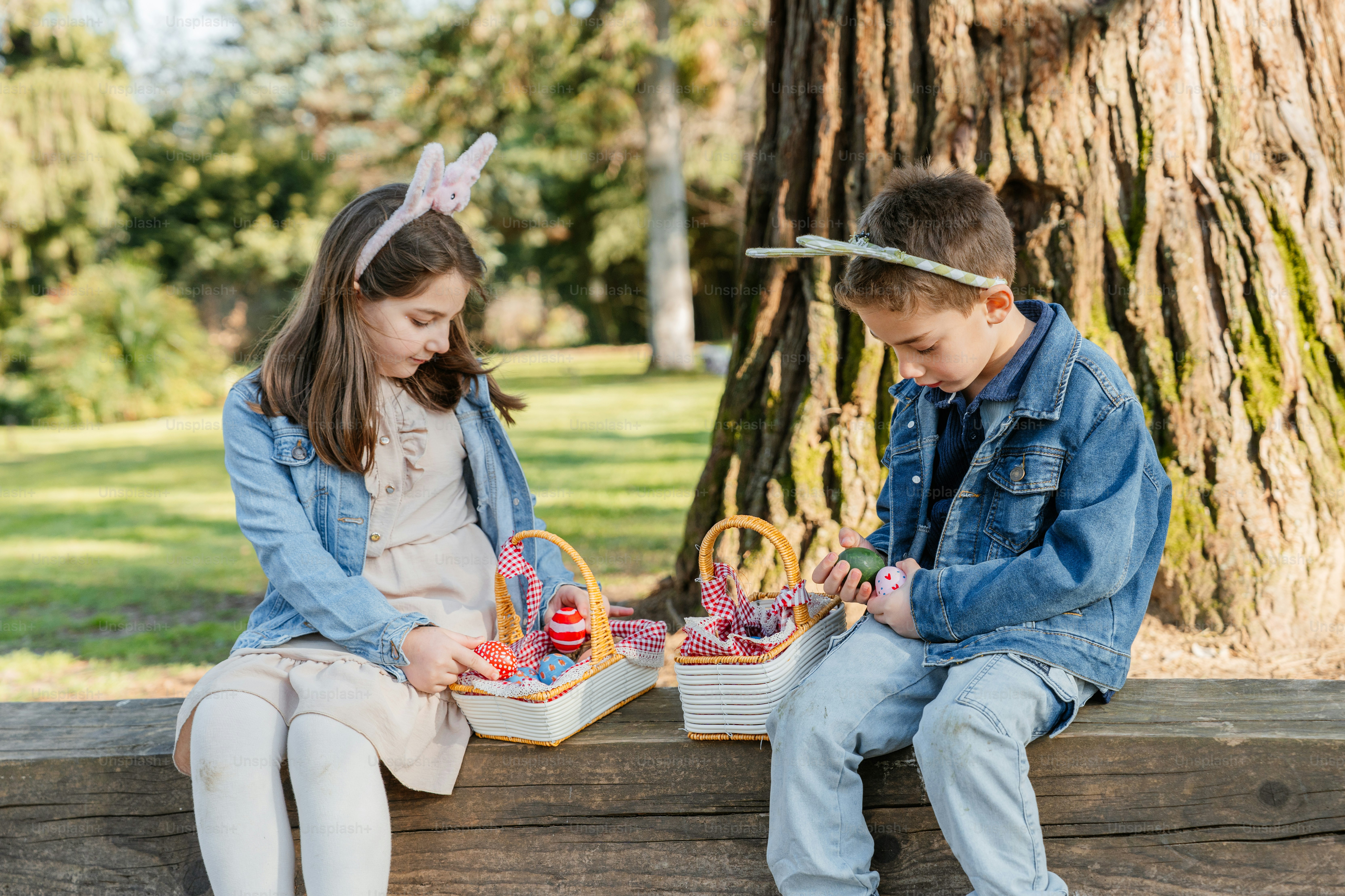 공원에서 부활절 바구니를 든 두 아이