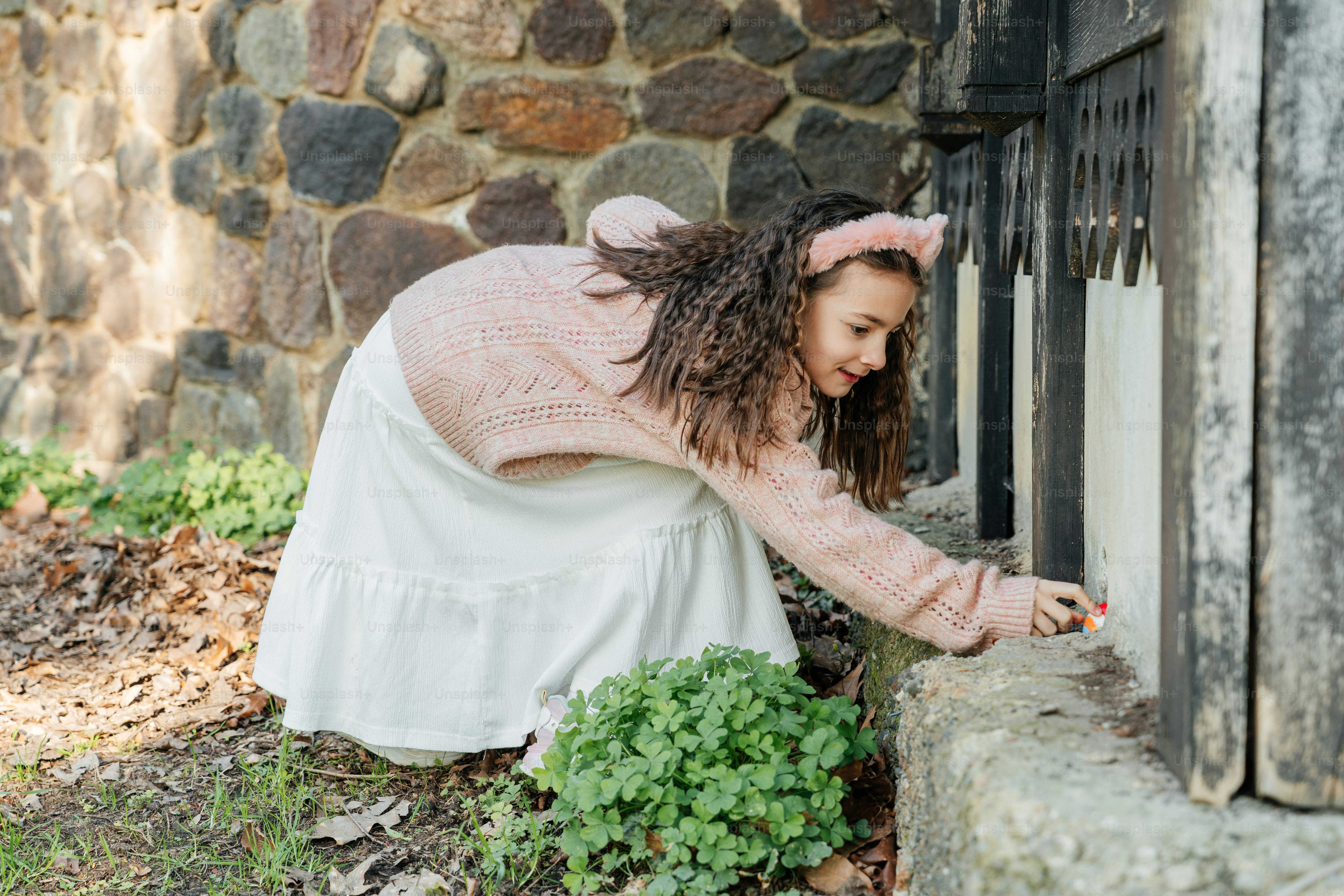 고양이 귀를 한 어린 소녀가 창문을 들여다보고 있었다.