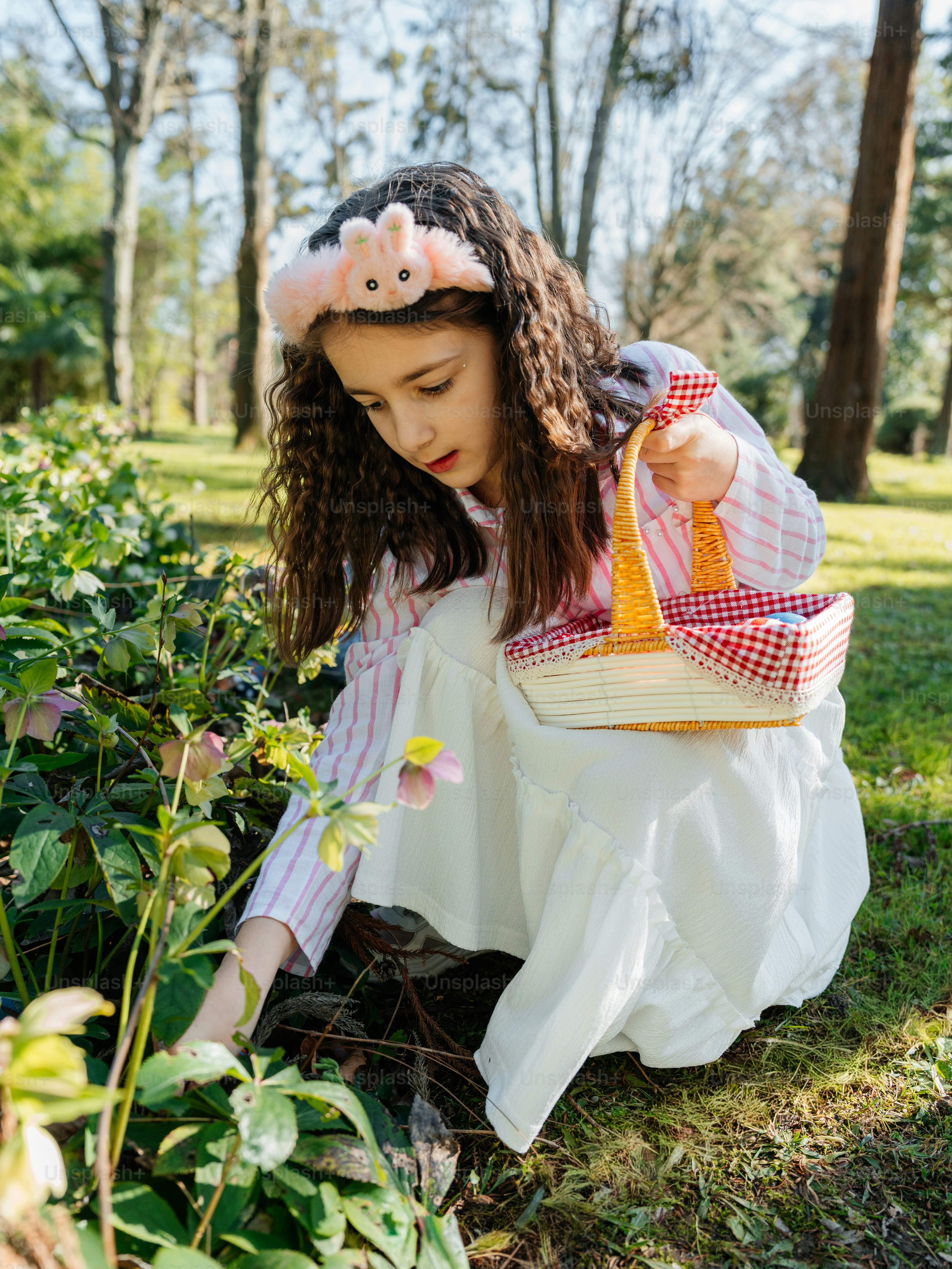 토끼 귀를 가진 소녀가 부활절 달걀을 찾는 모습