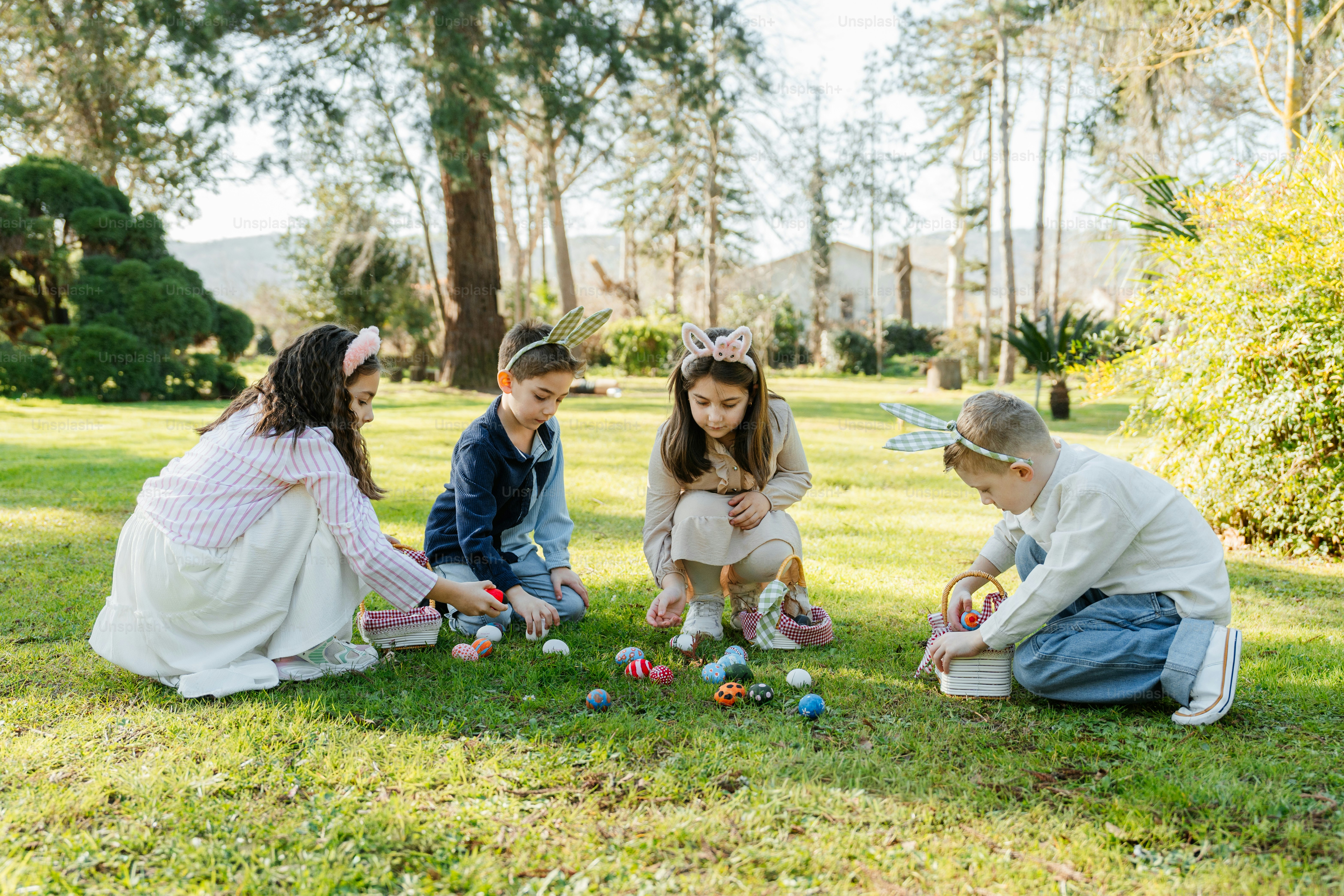 햇살 가득한 정원에서 부활절 달걀을 찾는 아이들
