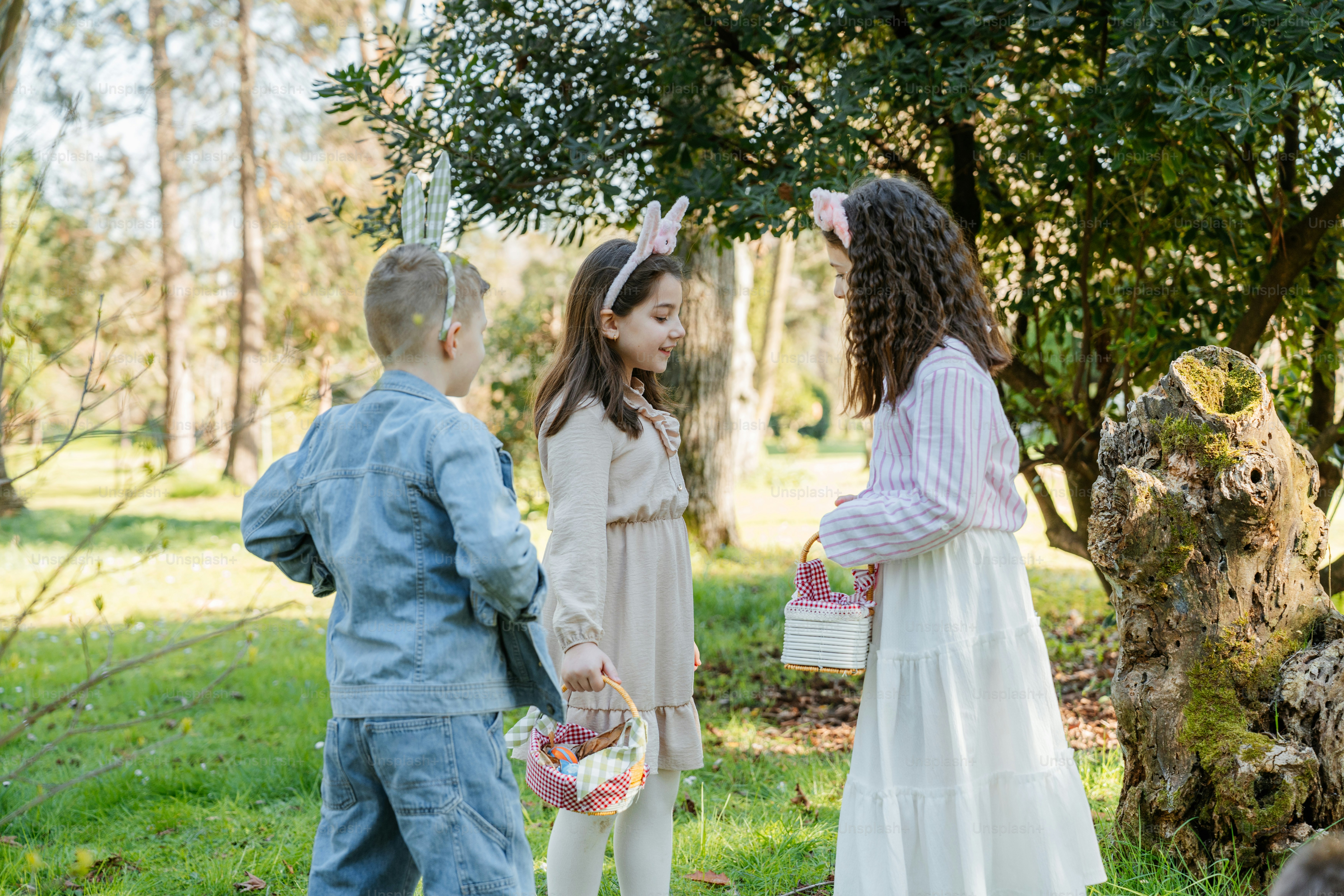 숲속에서 부활절 바구니를 든 아이들