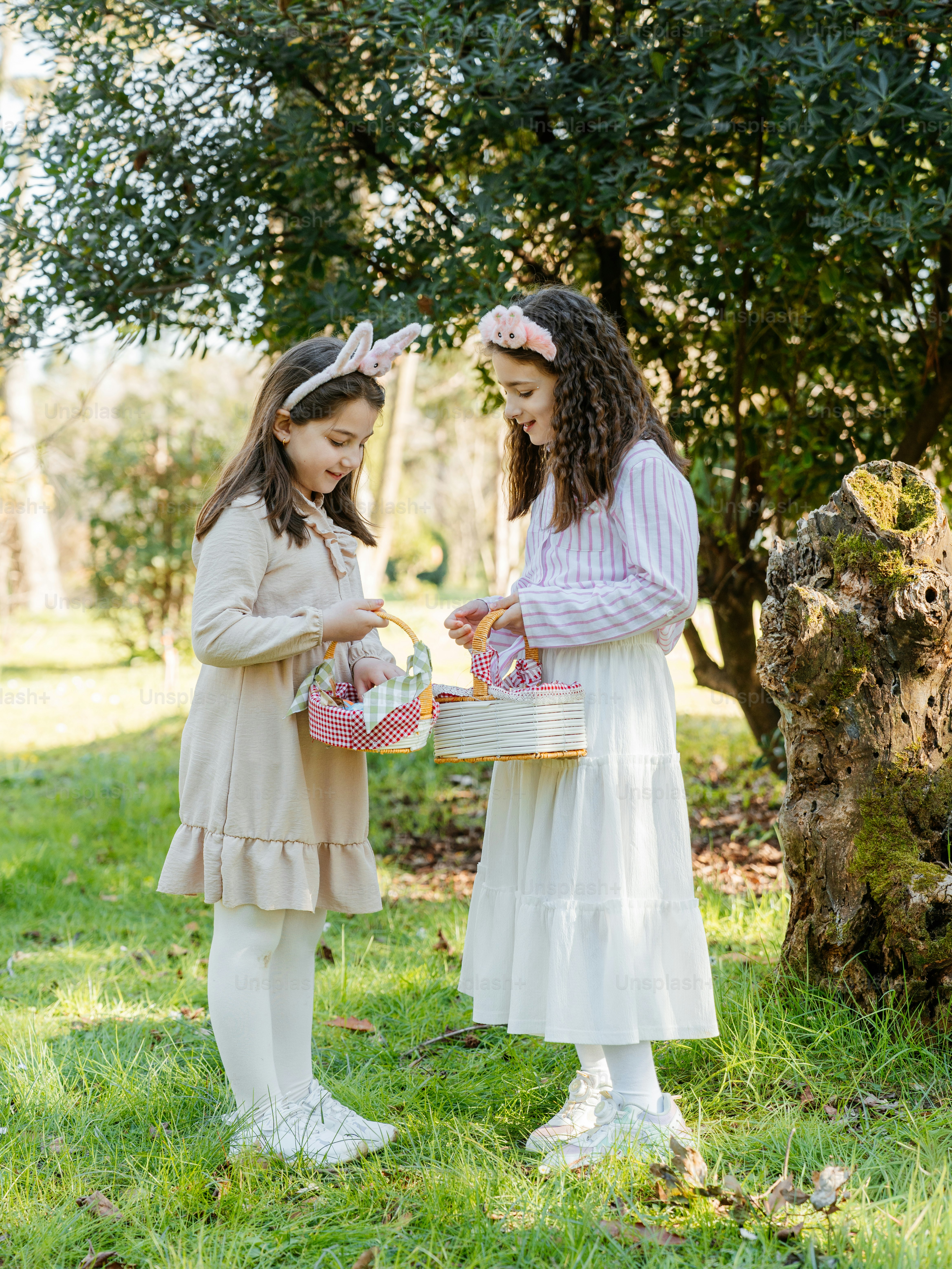 공원에서 부활절 바구니를 든 두 소녀