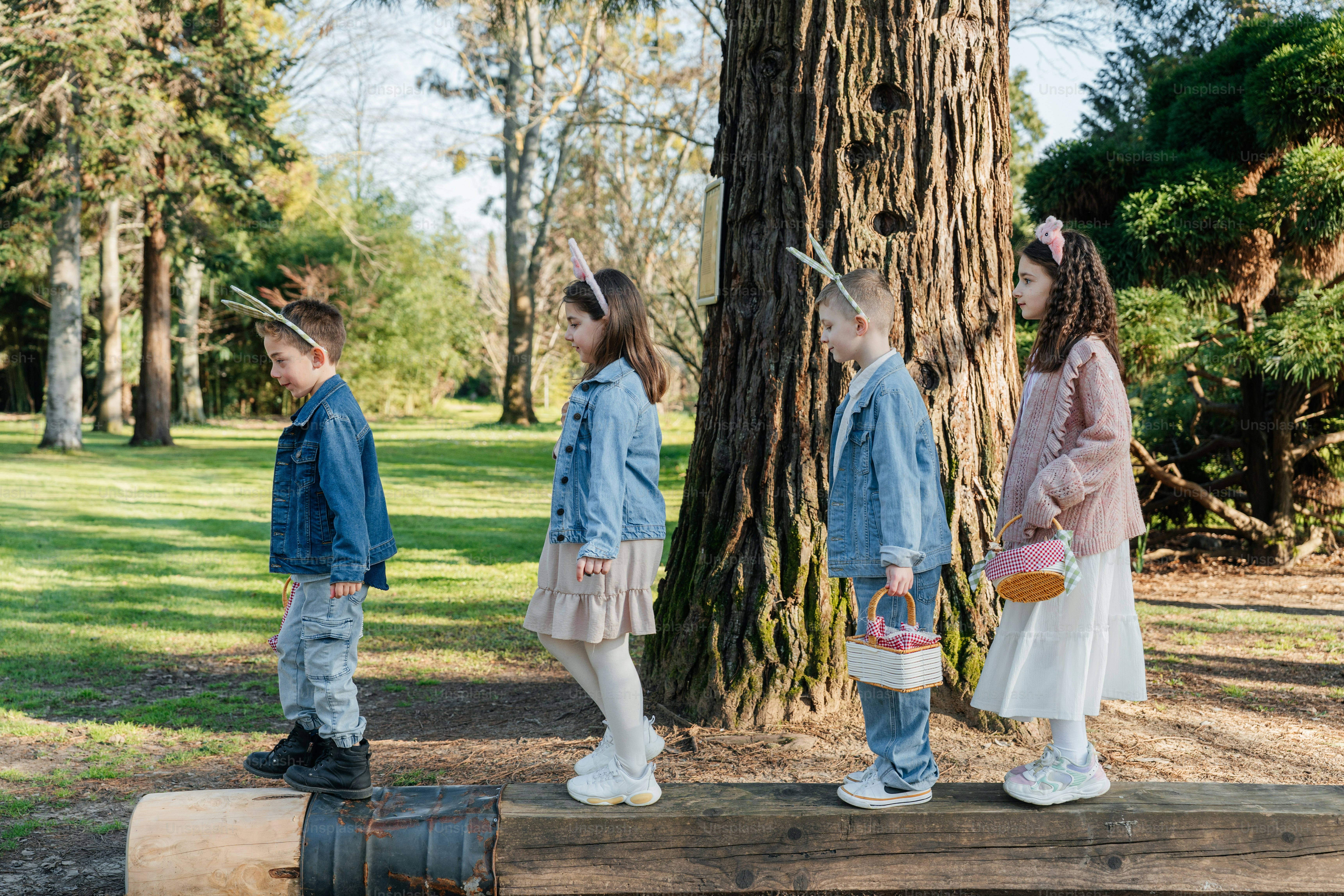 토끼 귀를 가진 네 명의 아이들이 줄지어 걷고 있습니다.