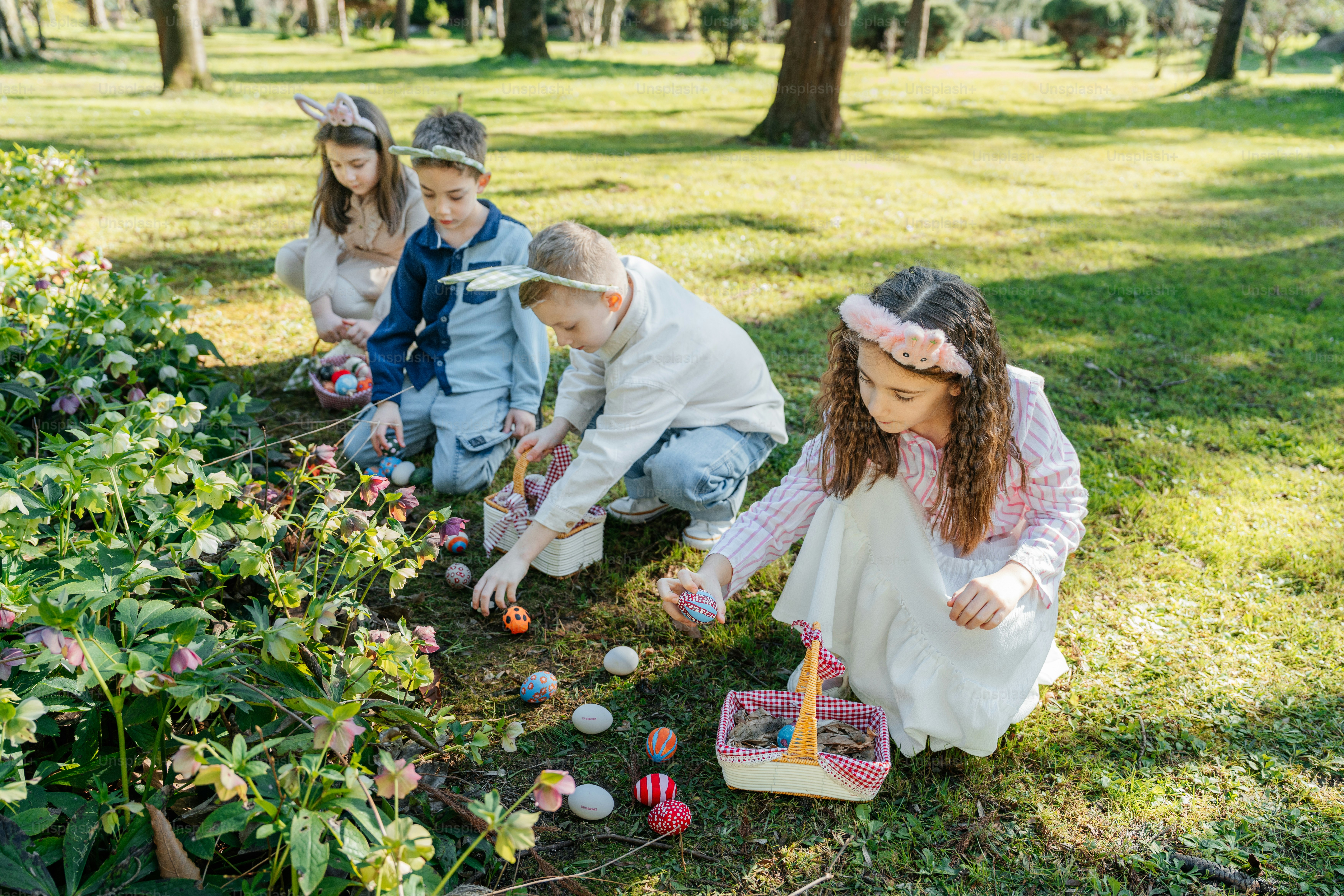 잔디 공원에서 부활절 달걀을 찾는 아이들.