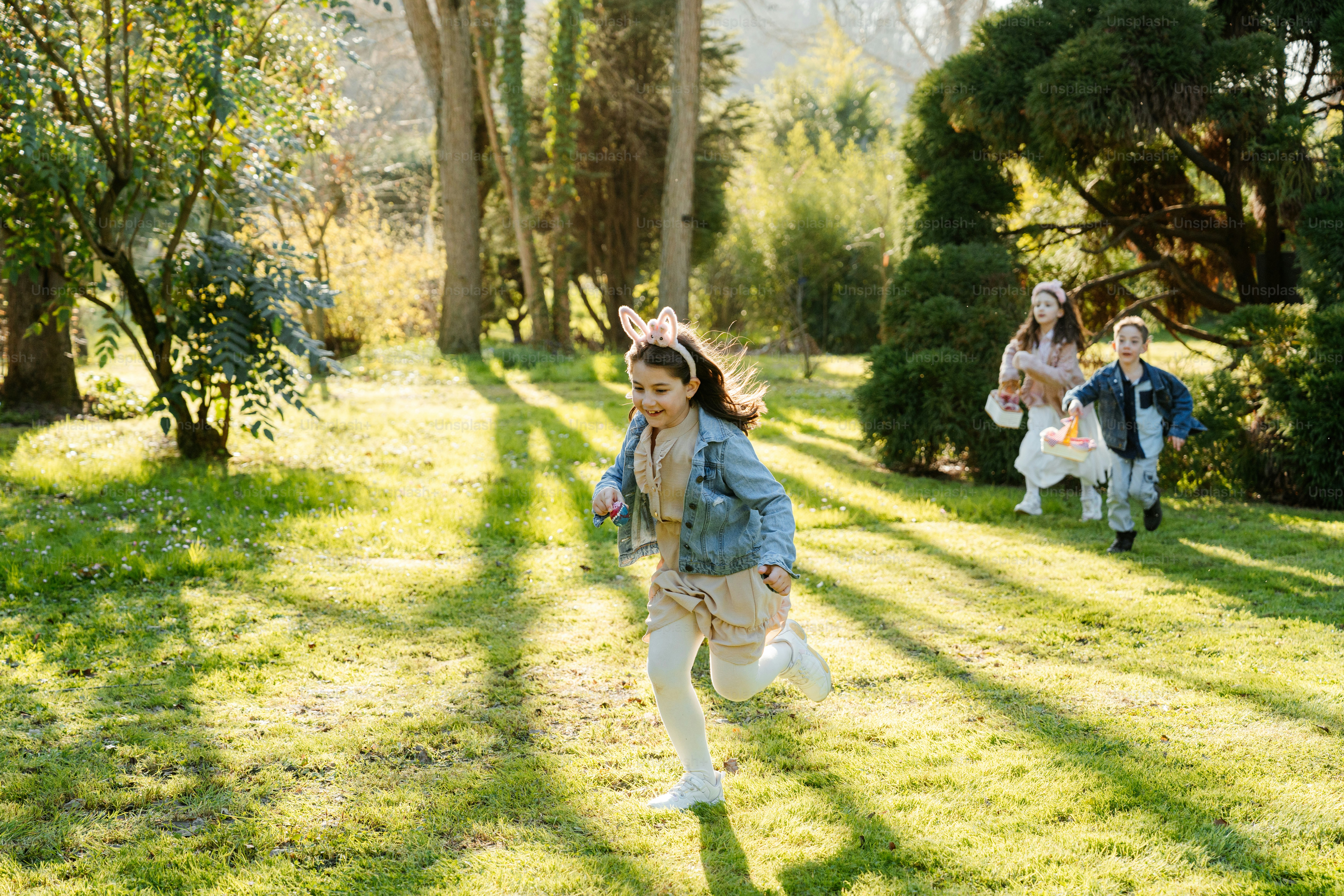 봄철 햇살 가득한 공원에서 달리는 아이들.