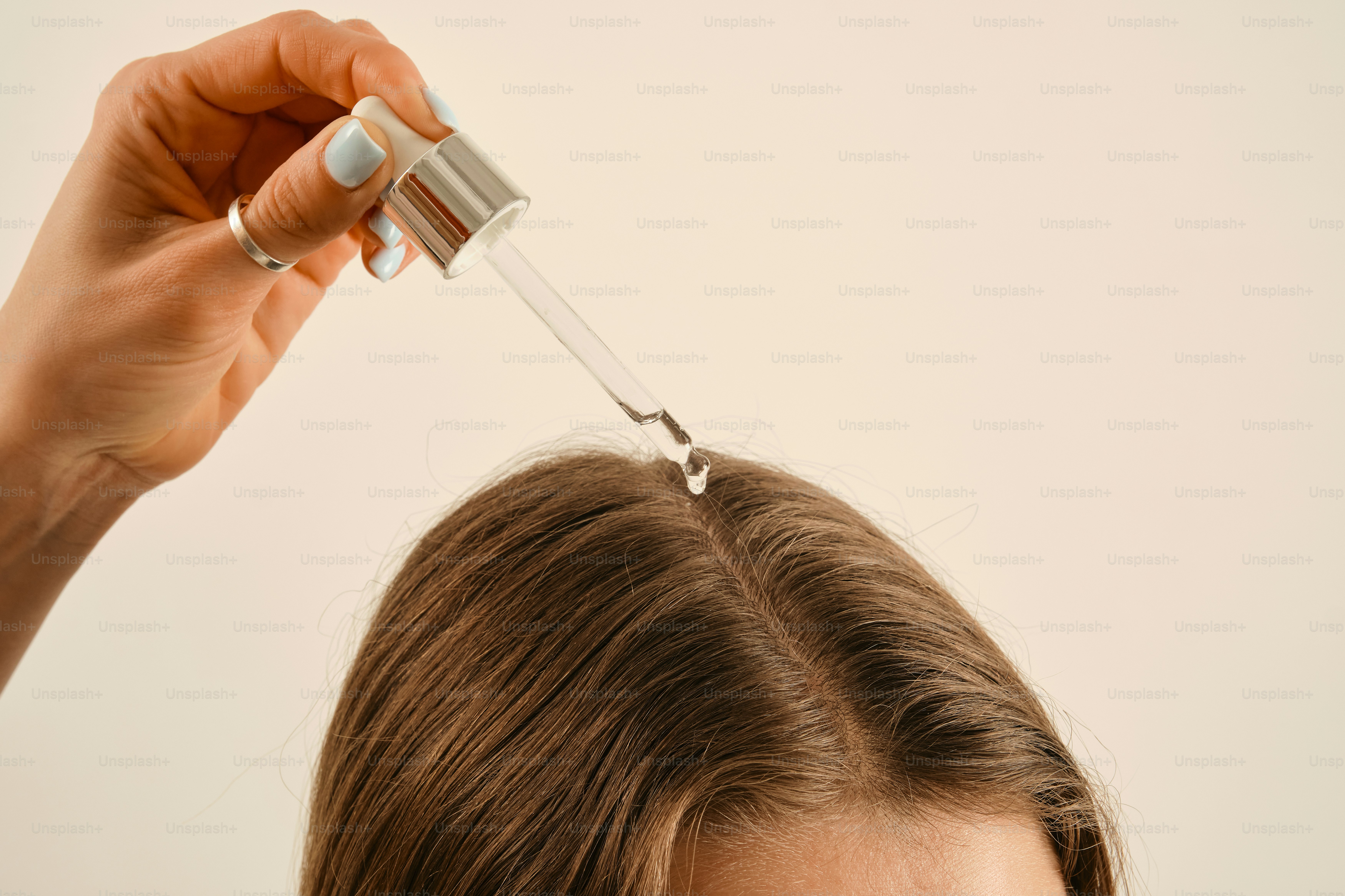 Oleskan serum dengan tangan ke kulit kepala dengan penetes.