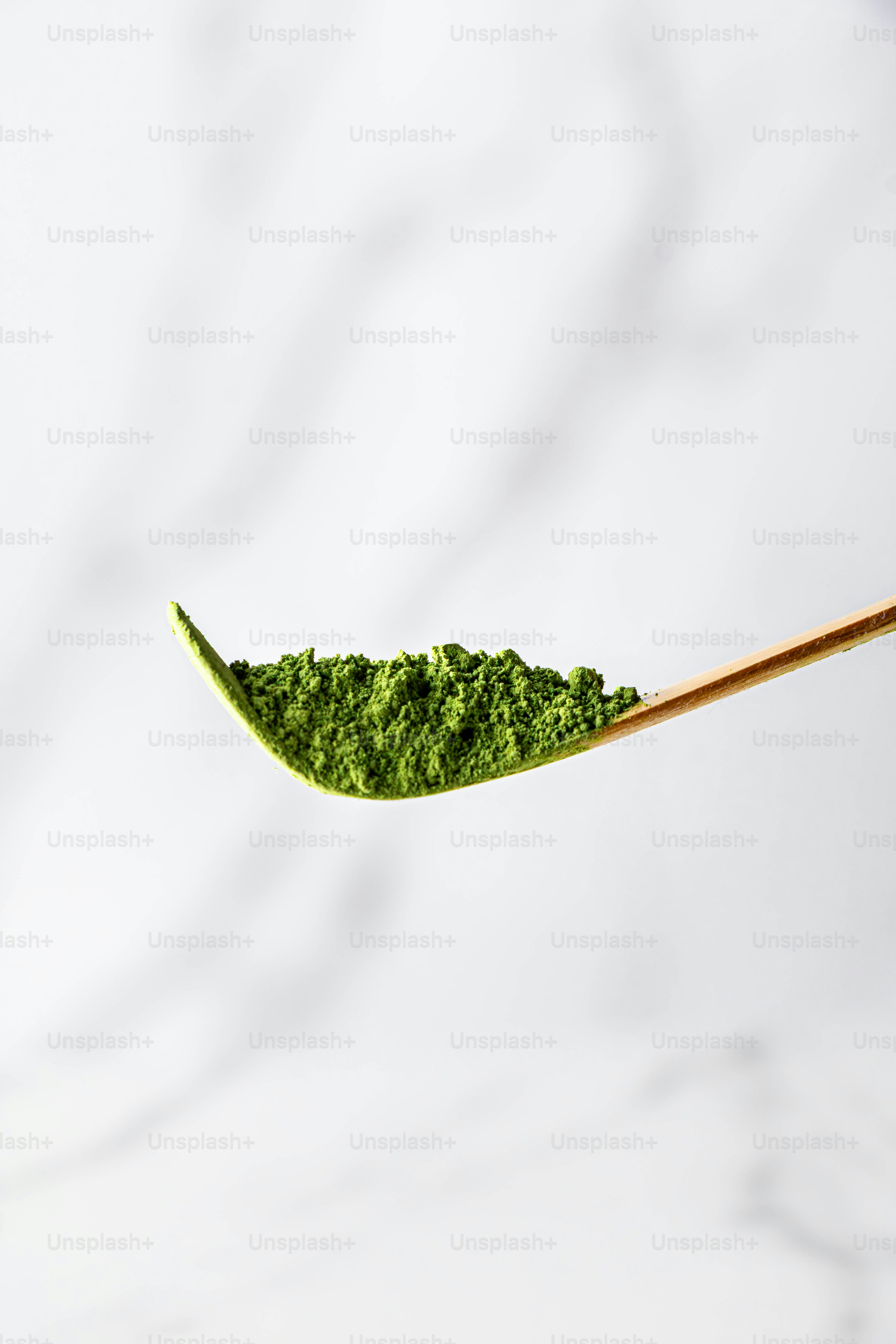 スプーンには鮮やかな緑色の抹茶粉が入っています。