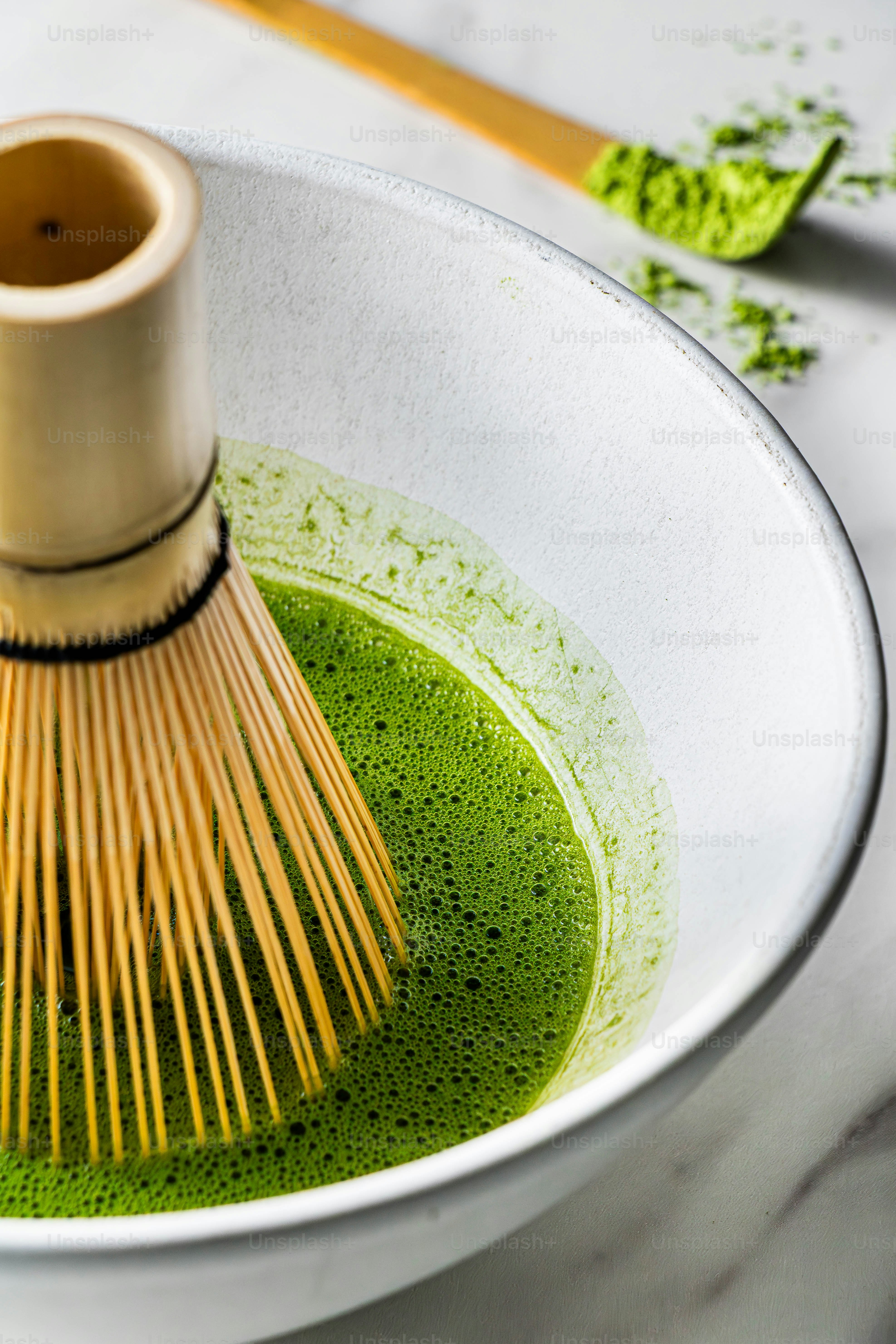 抹茶粉をボウルで熱湯に泡立てる