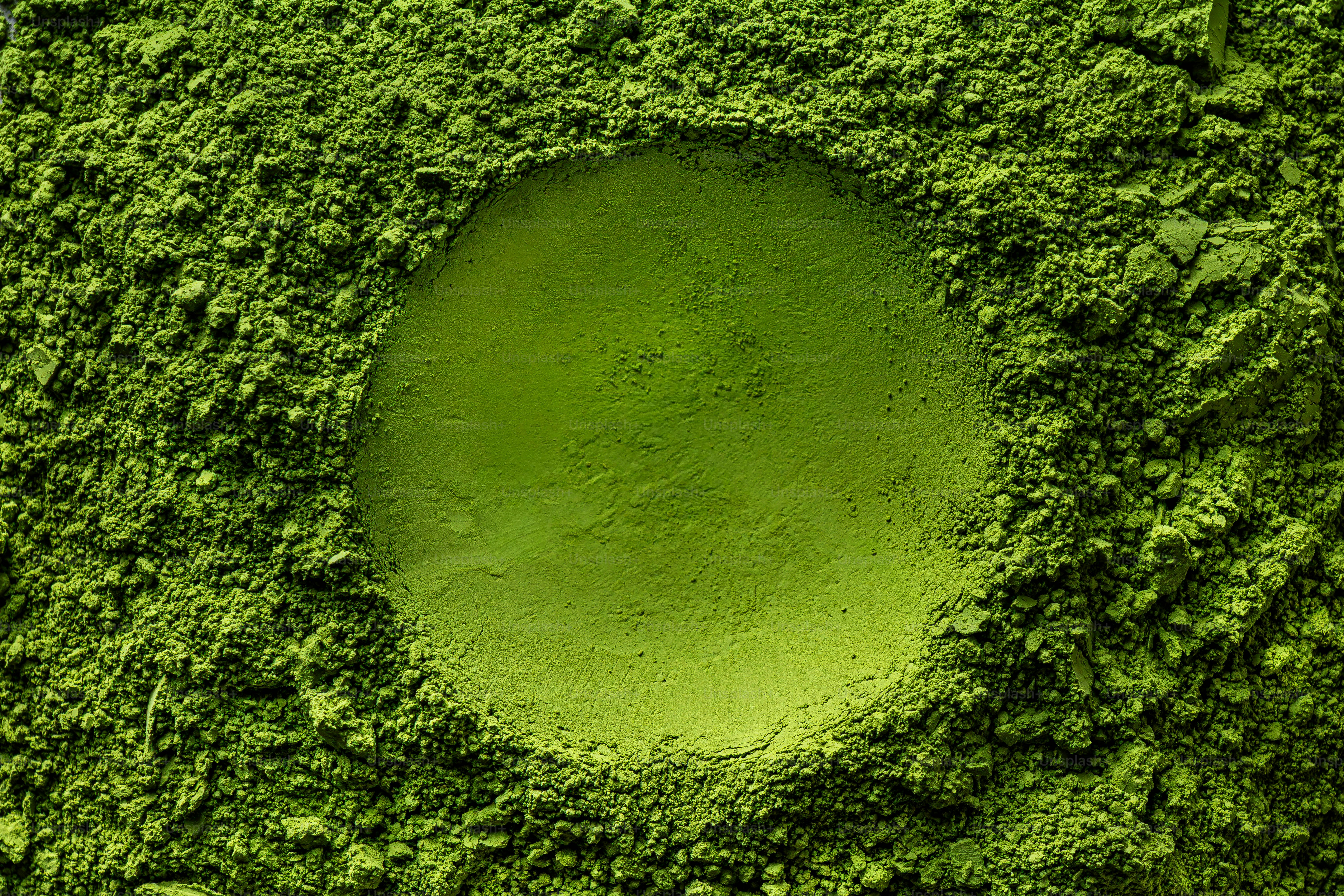 鮮やかな緑色の抹茶粉の円