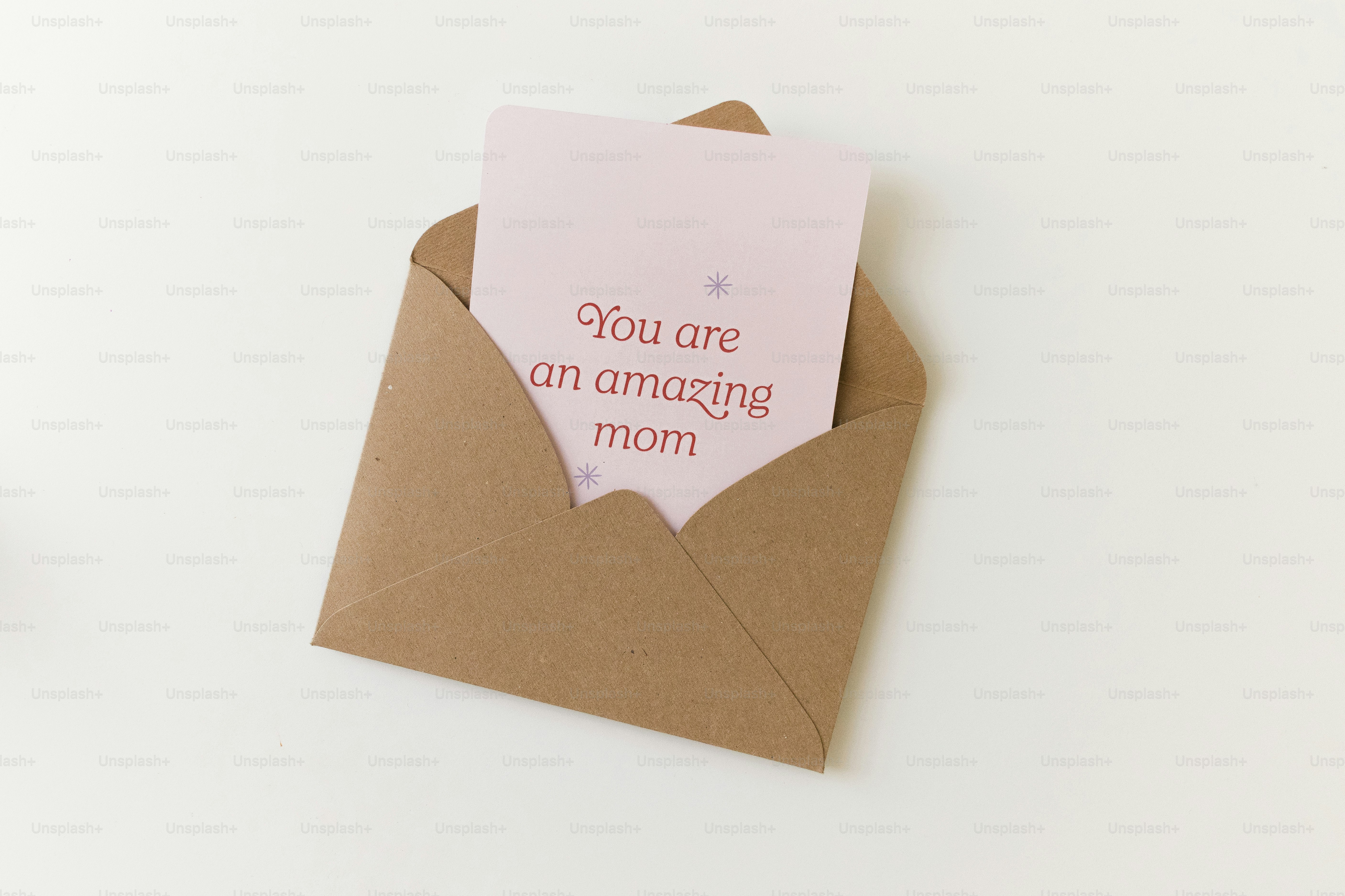 Una tarjeta con "eres una madre increíble" dentro