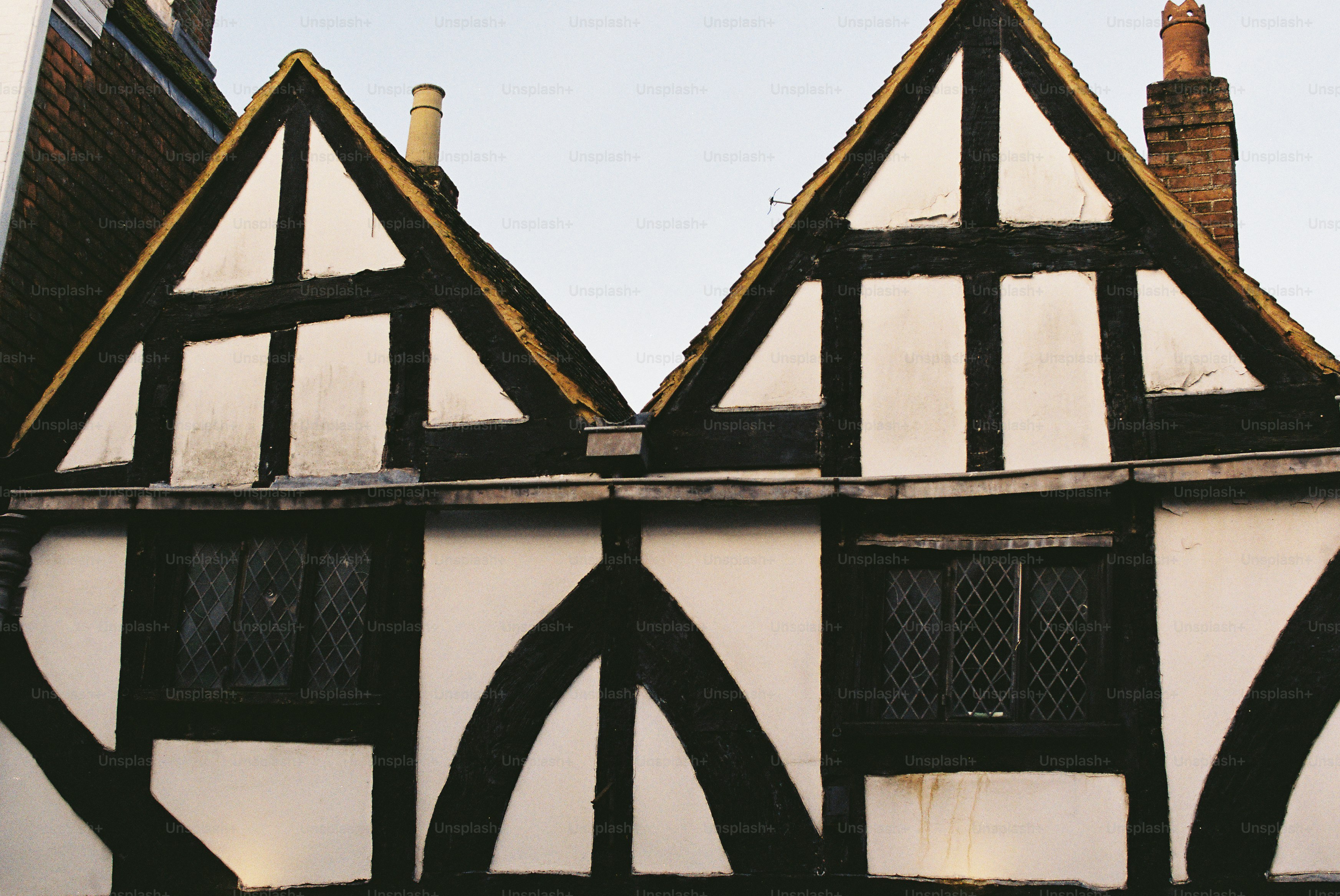 Edifici in stile Tudor con strutture in legno e timpani