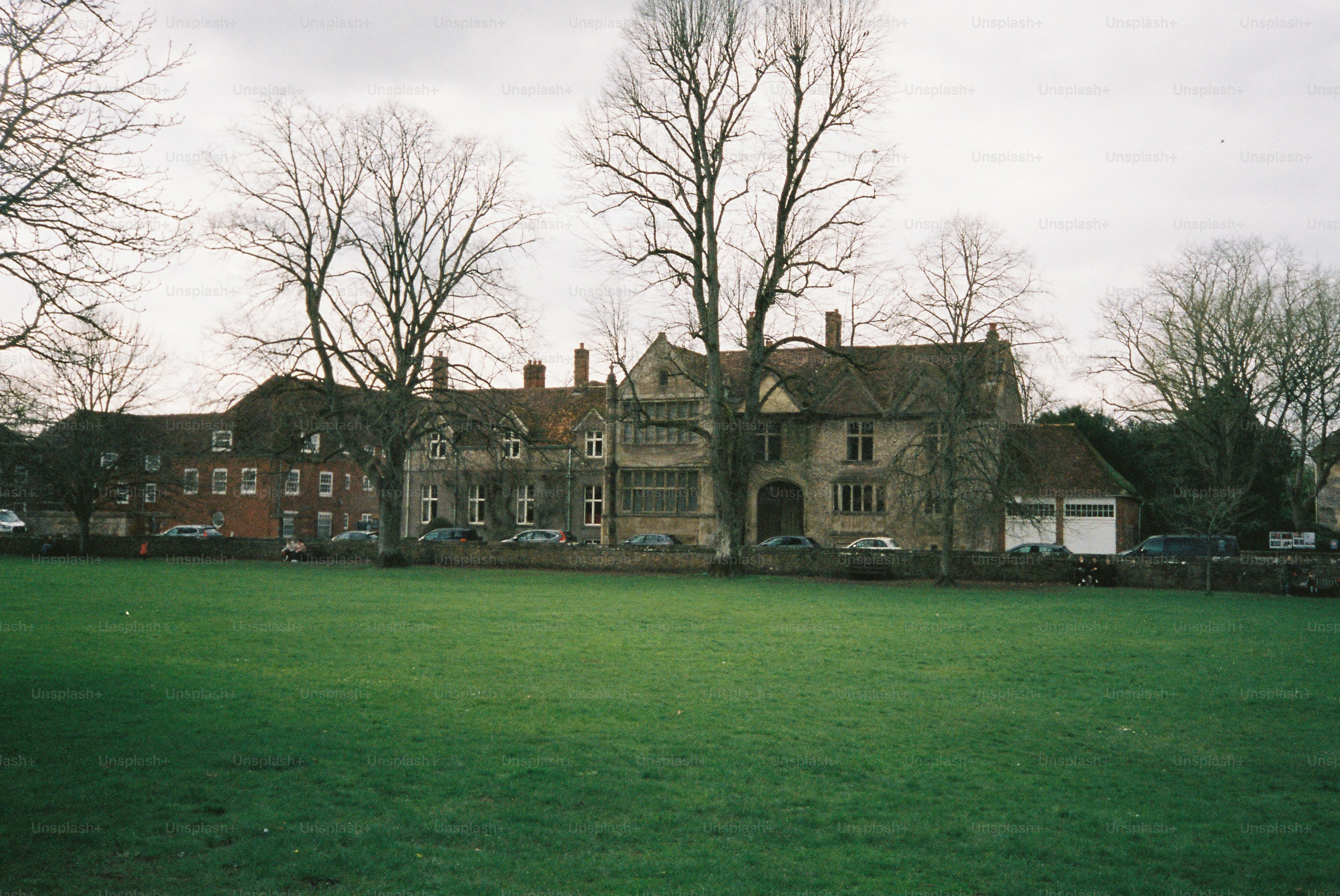 Grande edificio con alberi e campo verde