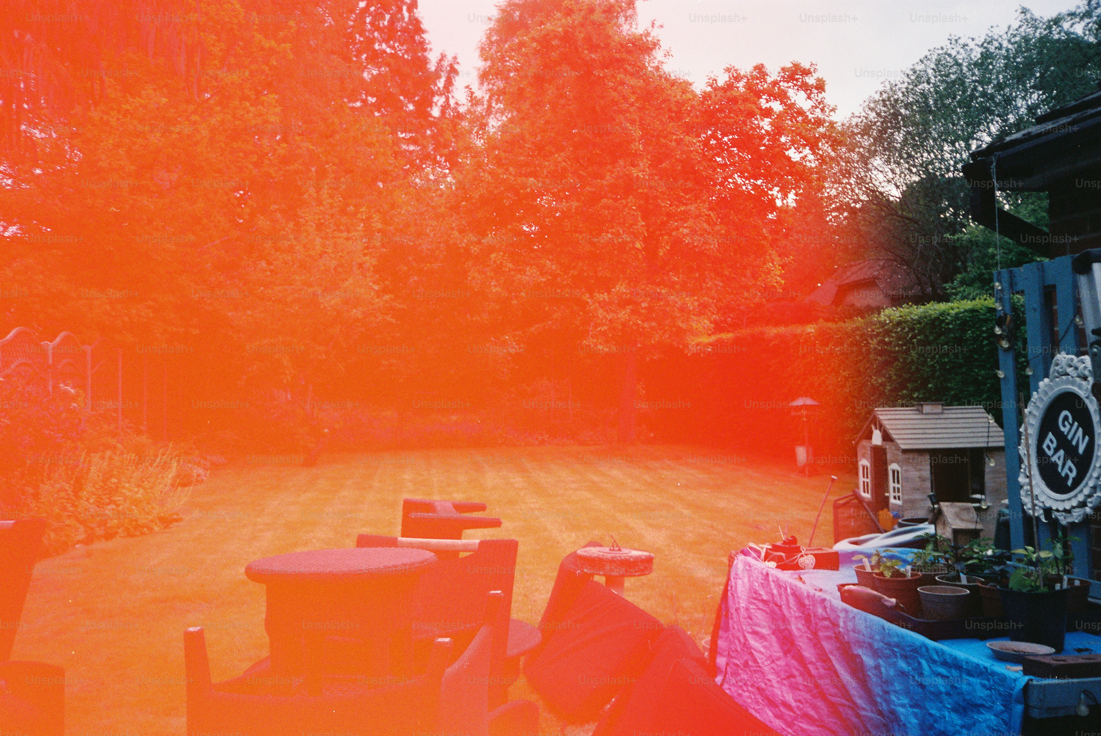 Un bagliore arancione su un cortile con tavoli e sedie
