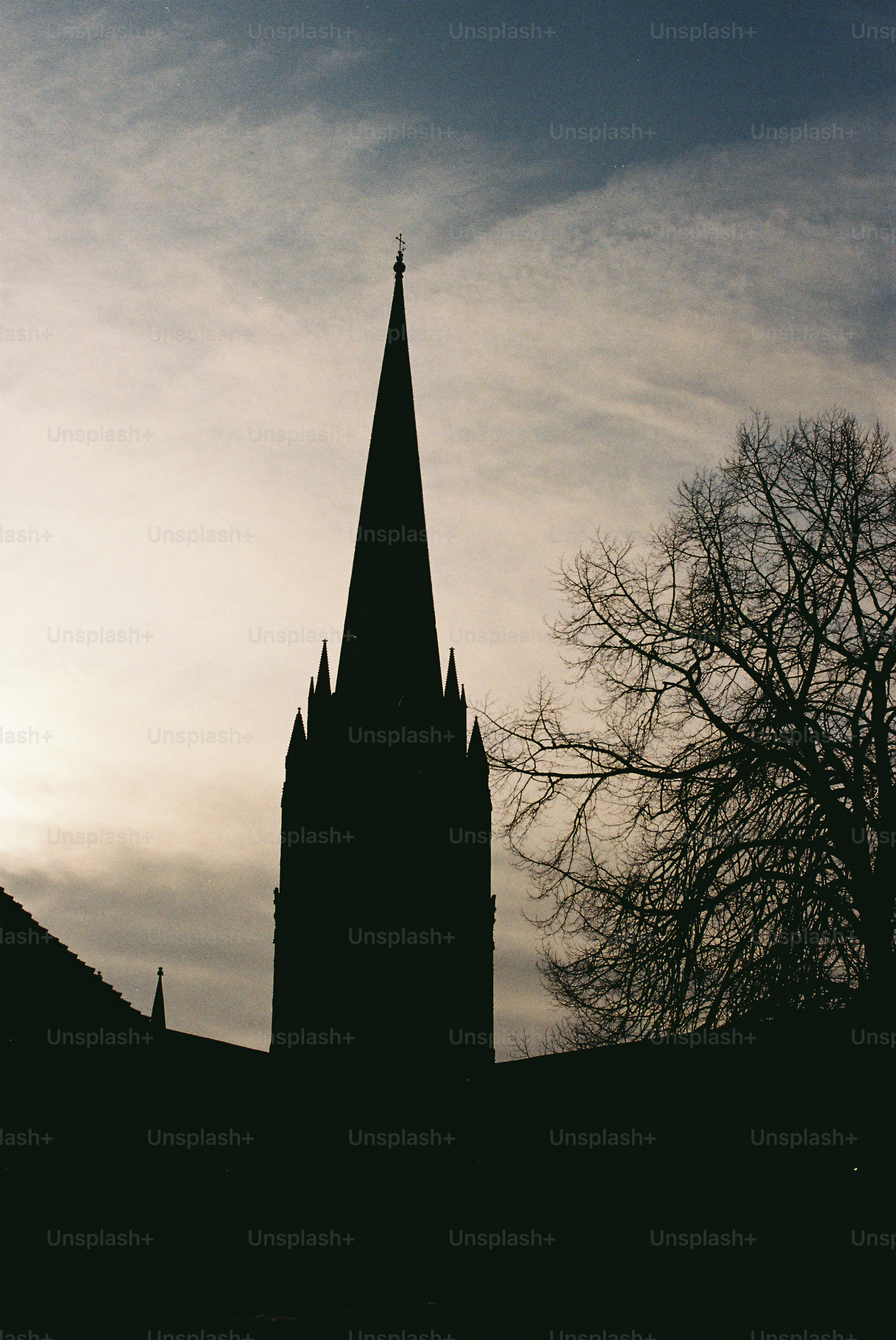 Silhouette di un campanile di chiesa contro un cielo nuvoloso