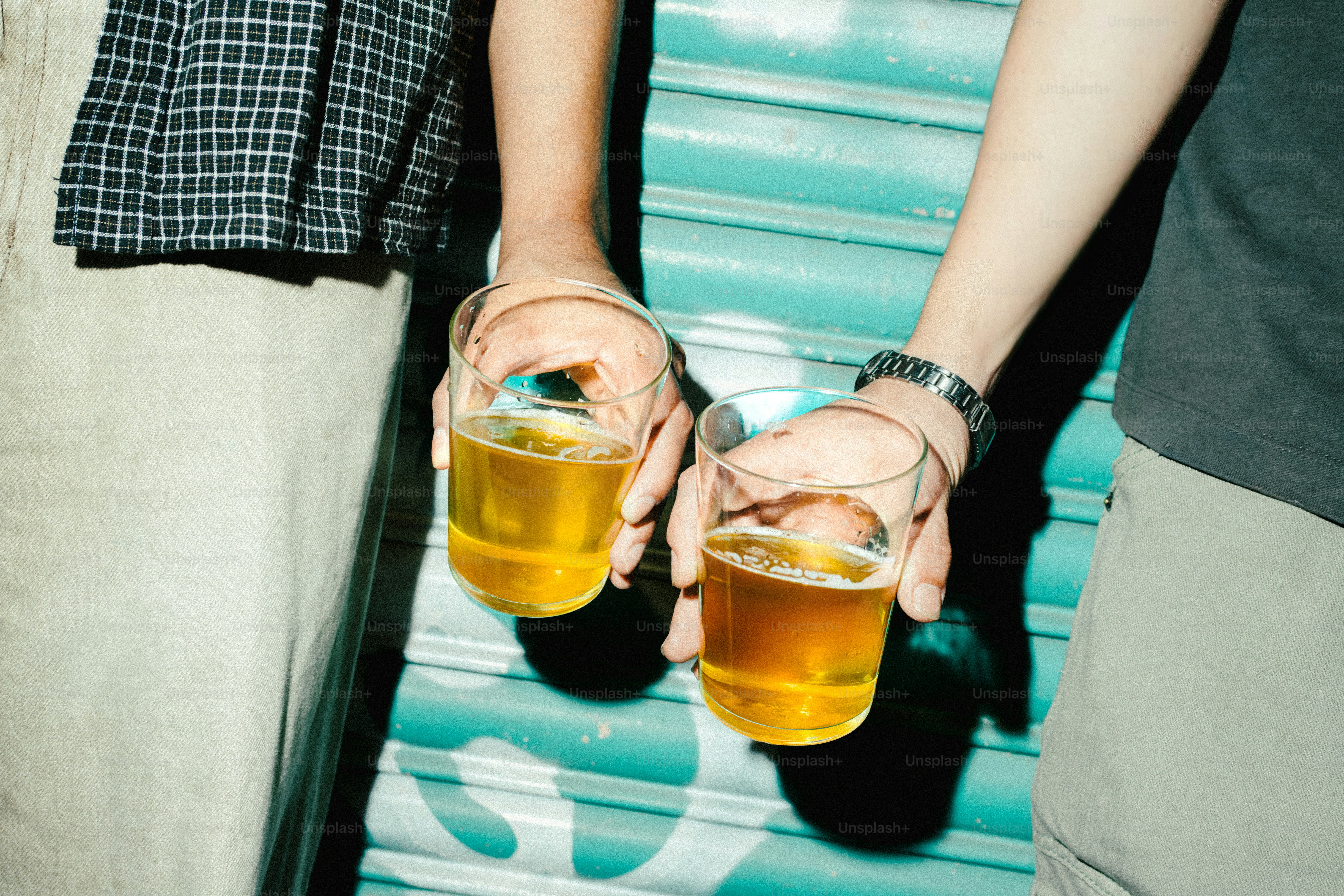 Due persone che tengono bicchieri di birra