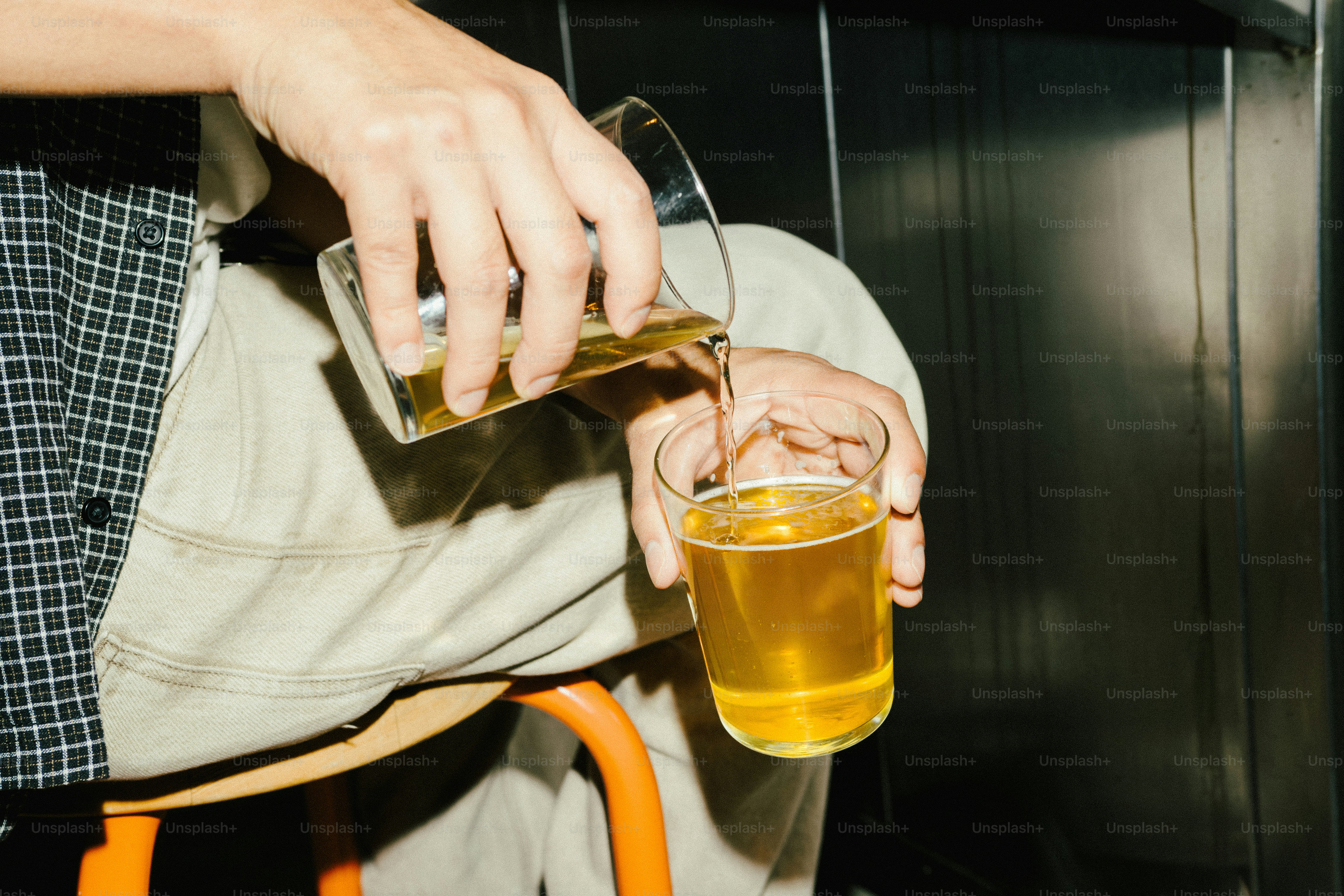 Persona che versa birra in un bicchiere