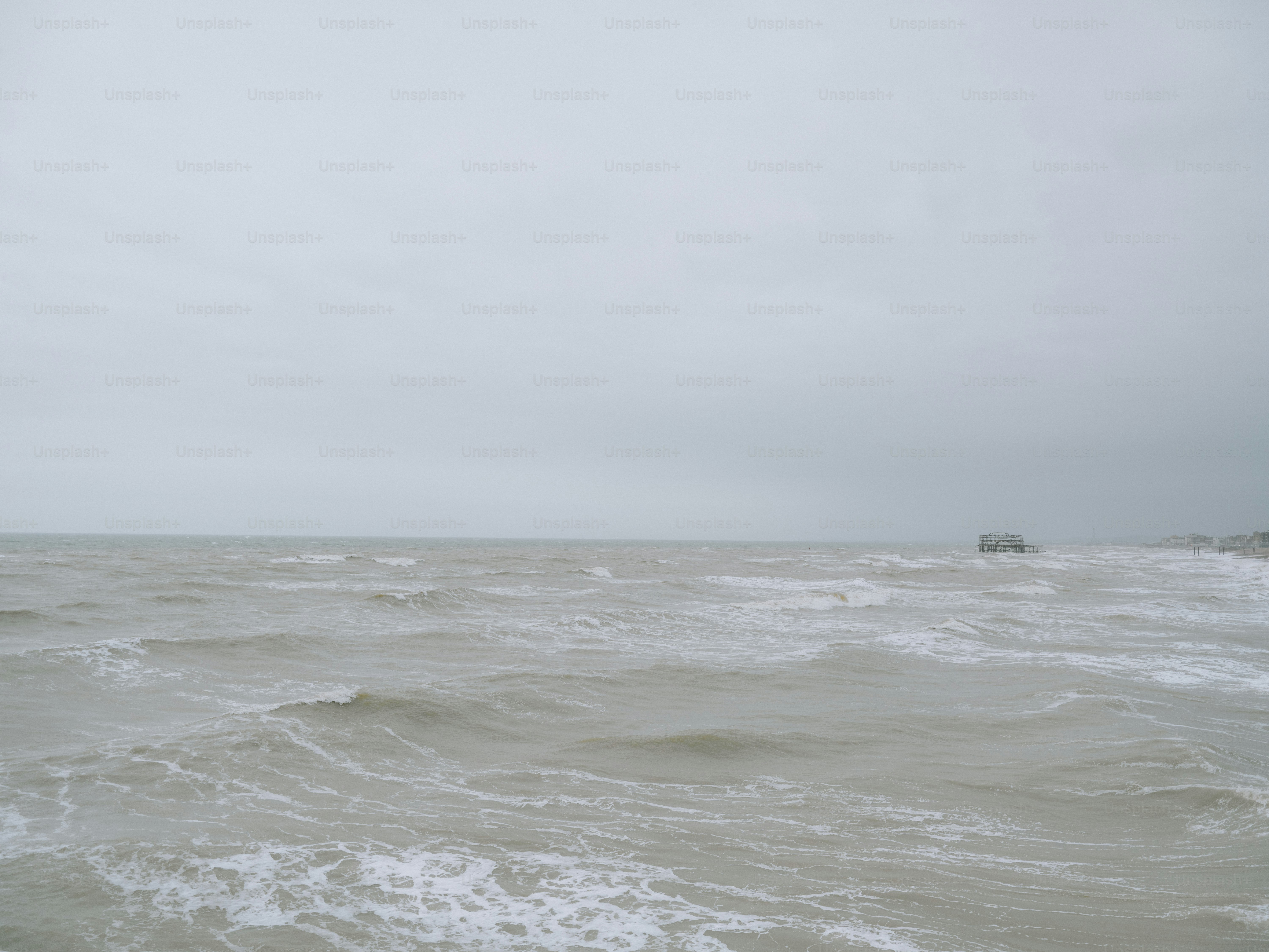 Olas grises bajo un cielo nublado.