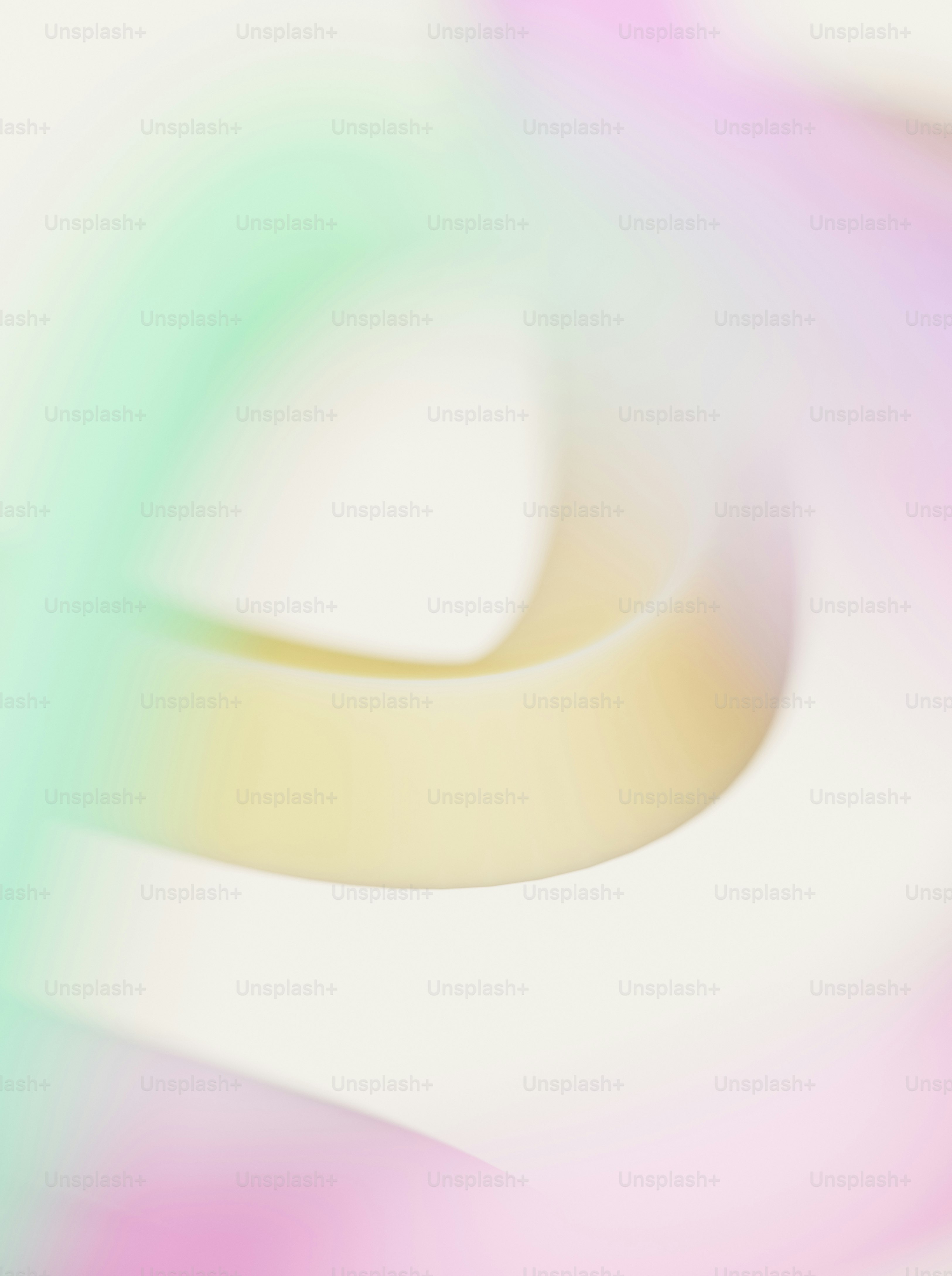 Warna-warna pastel lembut berputar-putar dalam lekukan lembut abstrak.