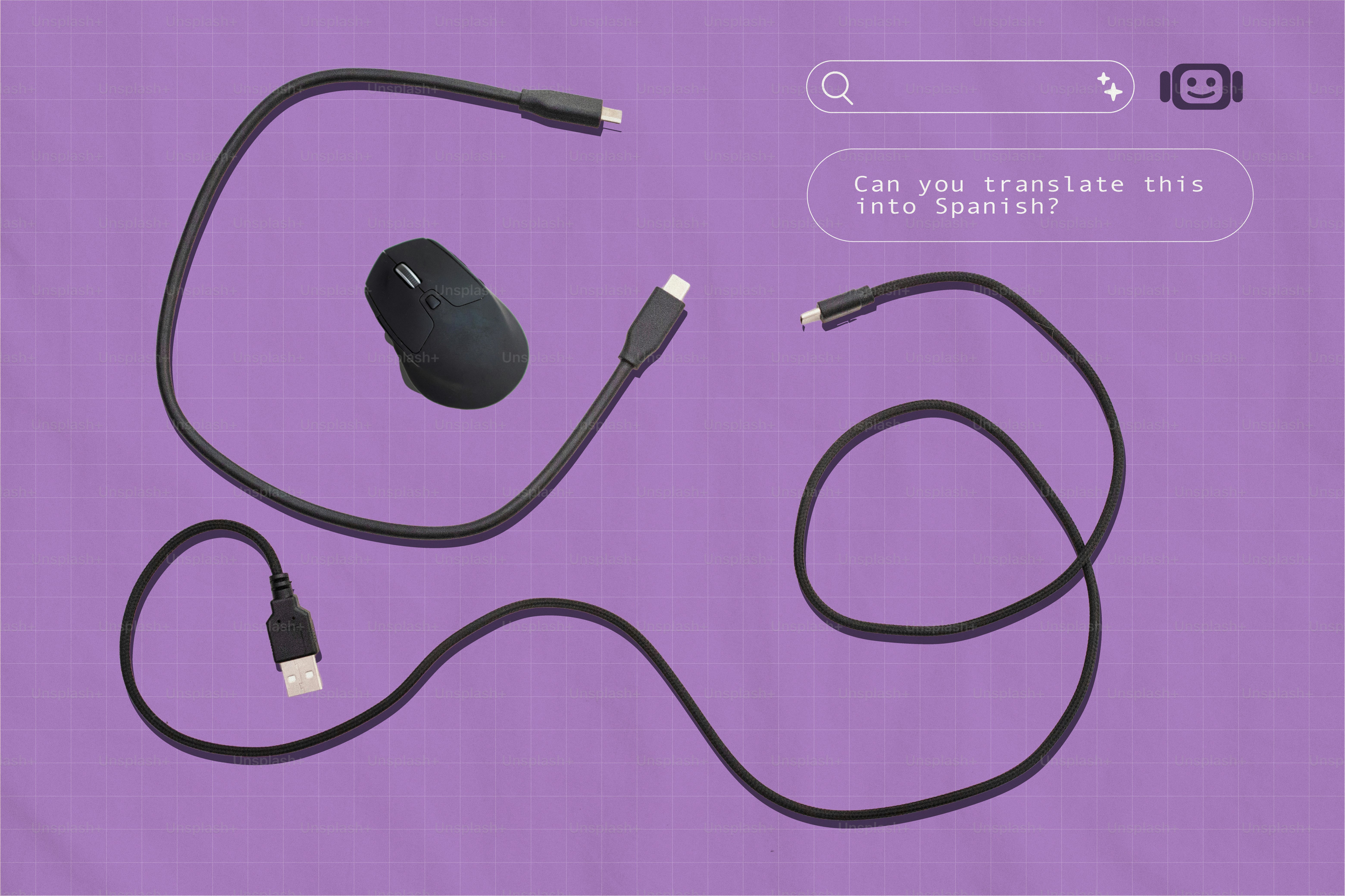 Computermaus und USB-Kabel auf lila Hintergrund.