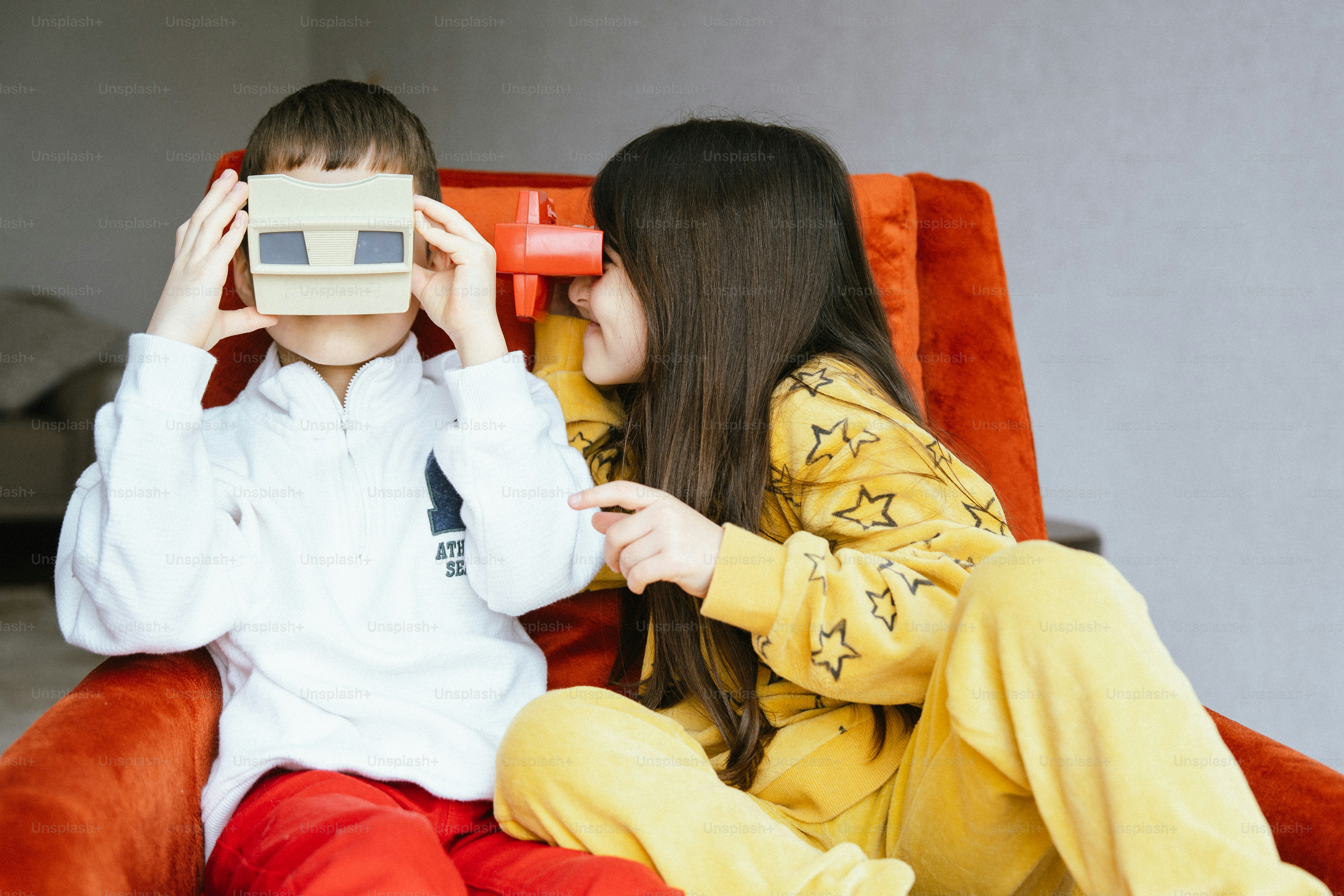 Dos niños explorando con auriculares de realidad virtual