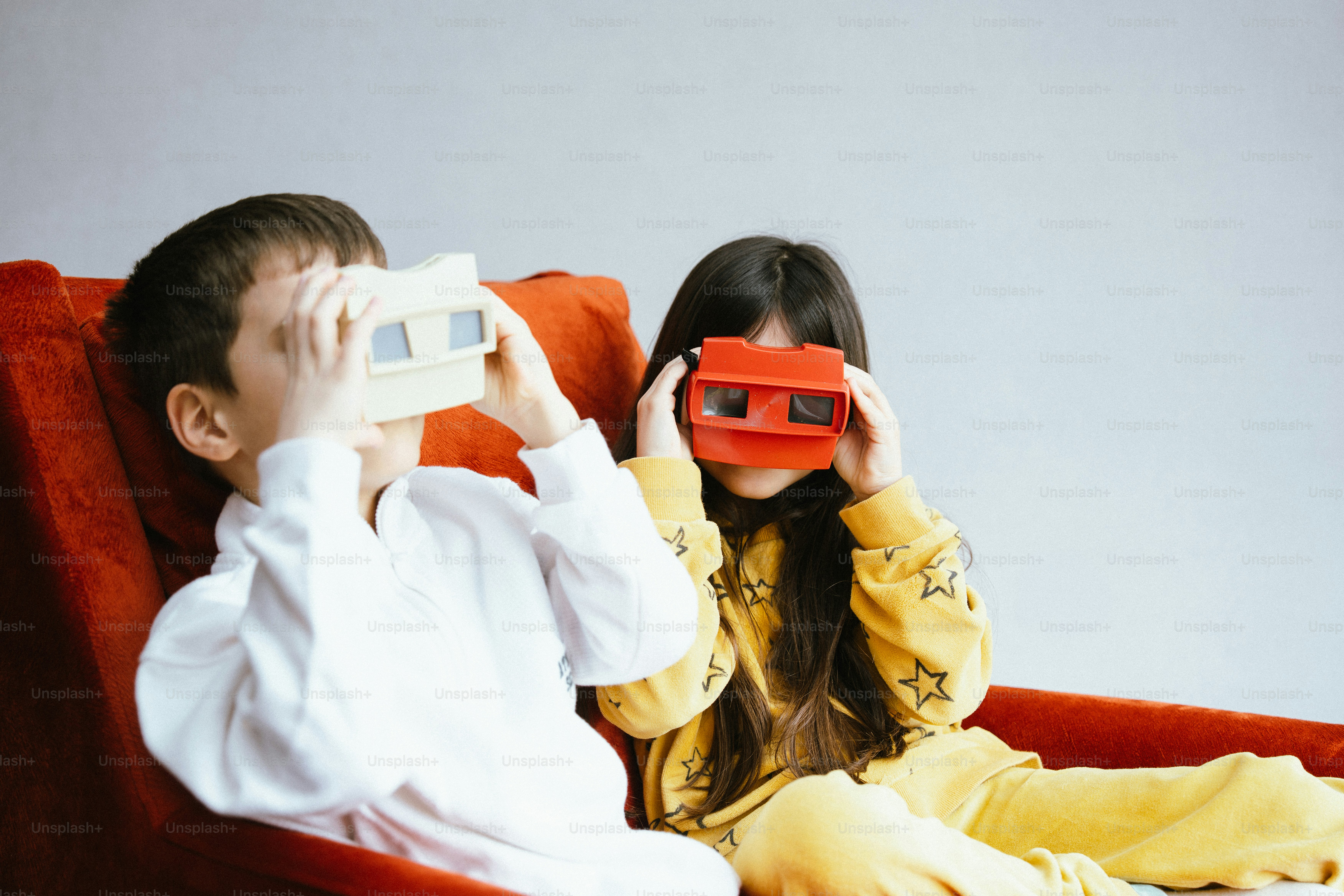 Dos niños mirando entre los juguetes view-master