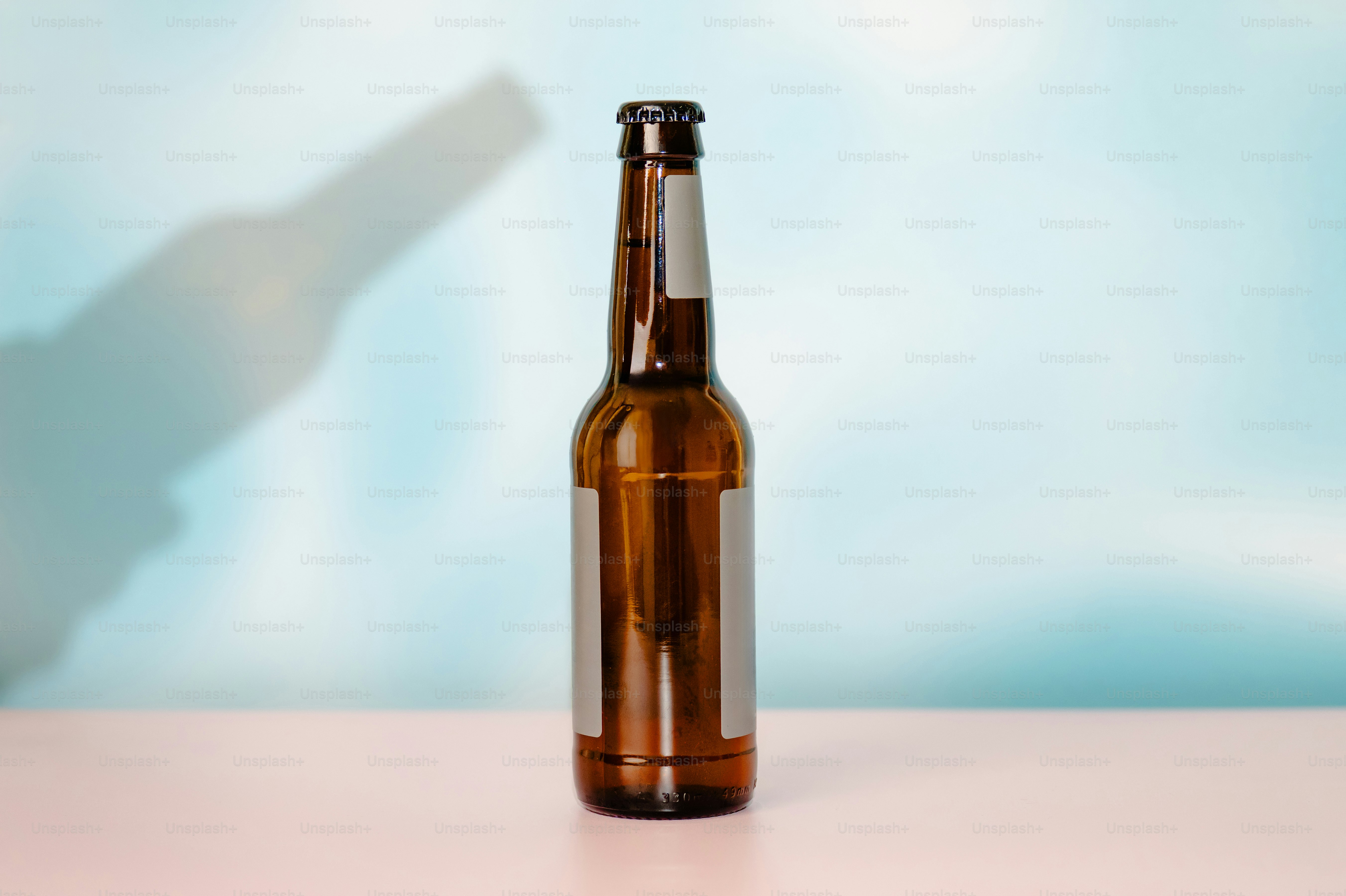 Une bouteille en verre marron projetant une ombre