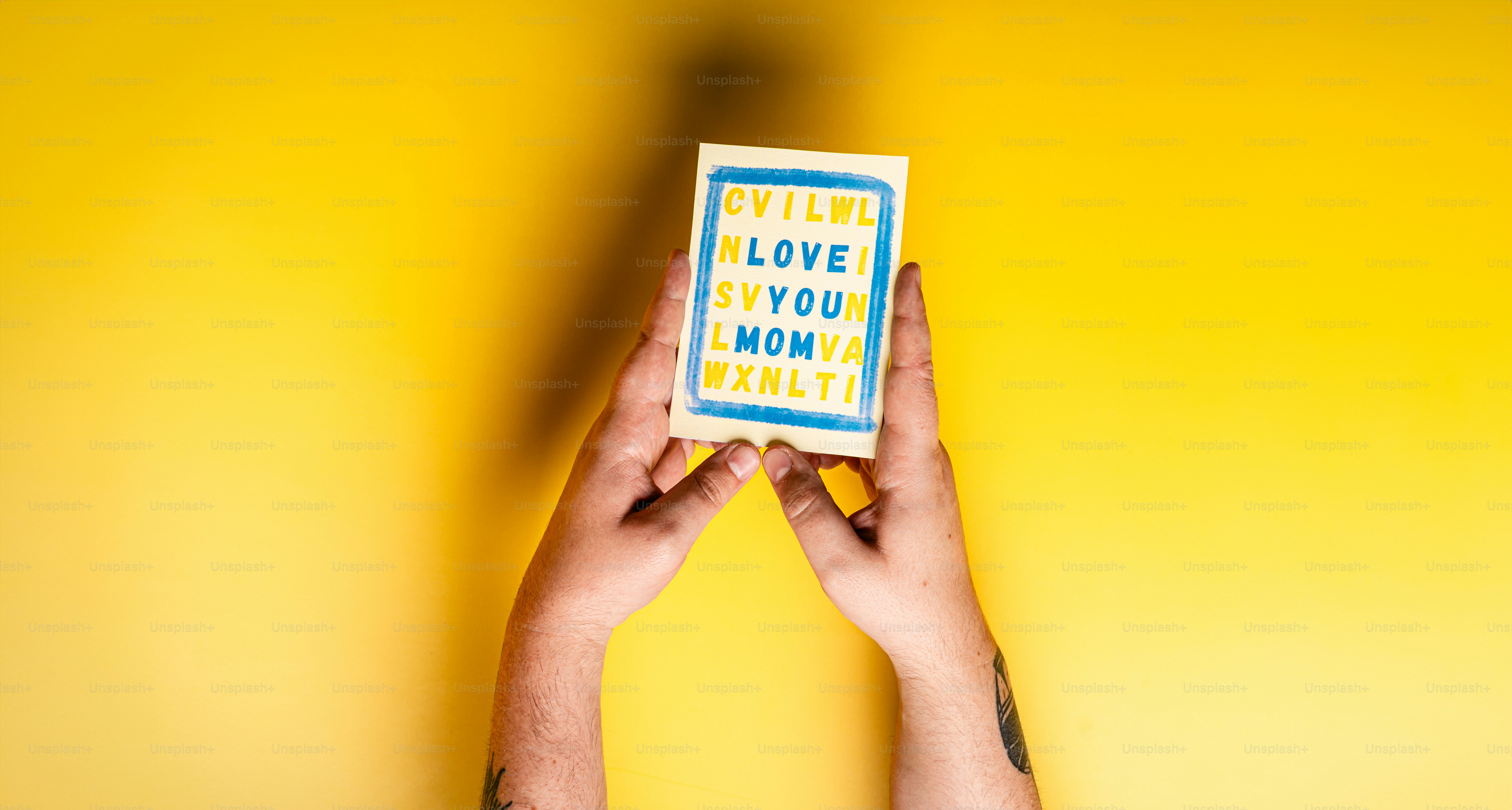 Hands holding a card that says "i love you mom"