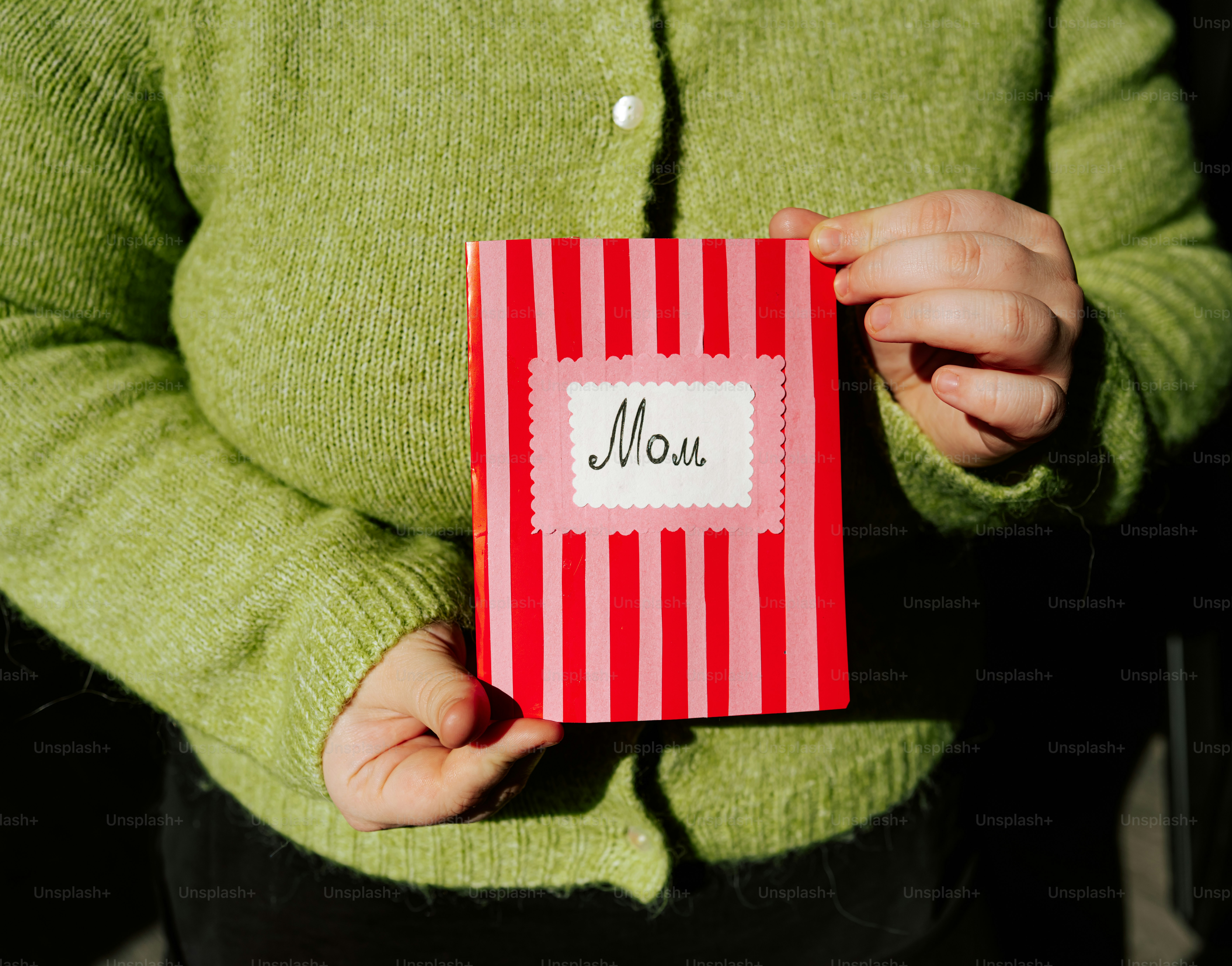 Personne tenant une carte faite main pour maman