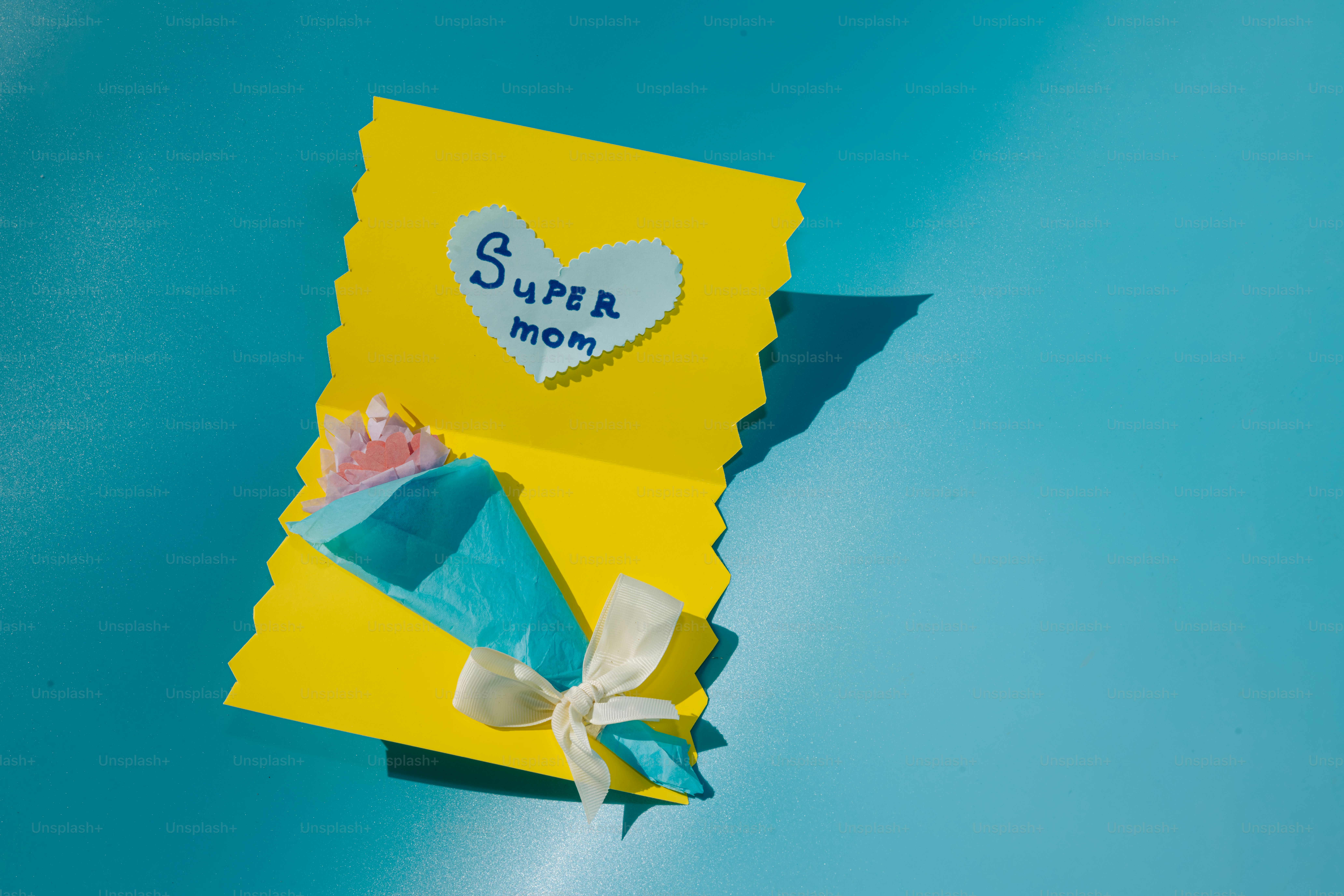Kartu kuning dengan "ibu super" dan karangan bunga.