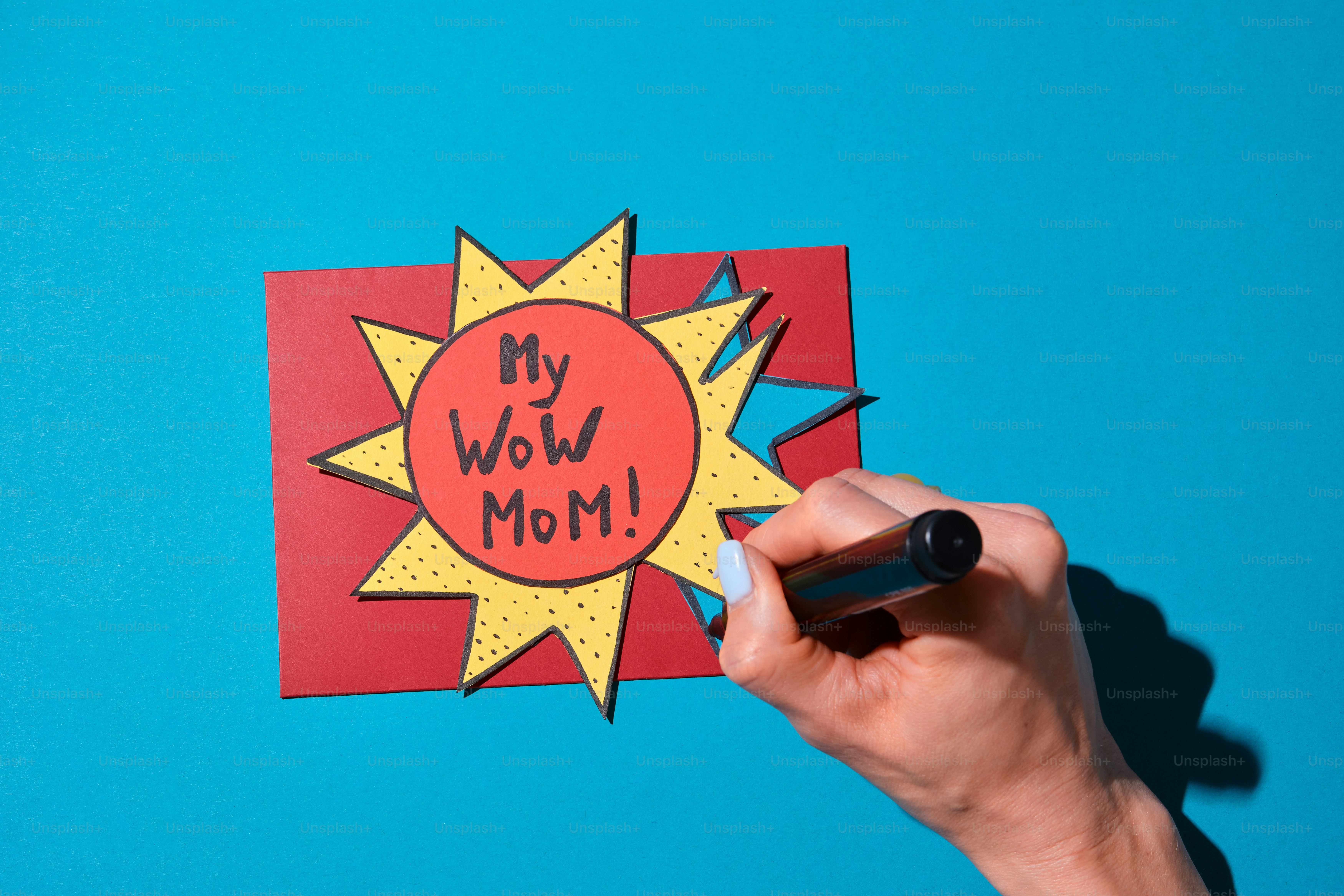 Decorare a mano un biglietto con "mamma mia, wow!"