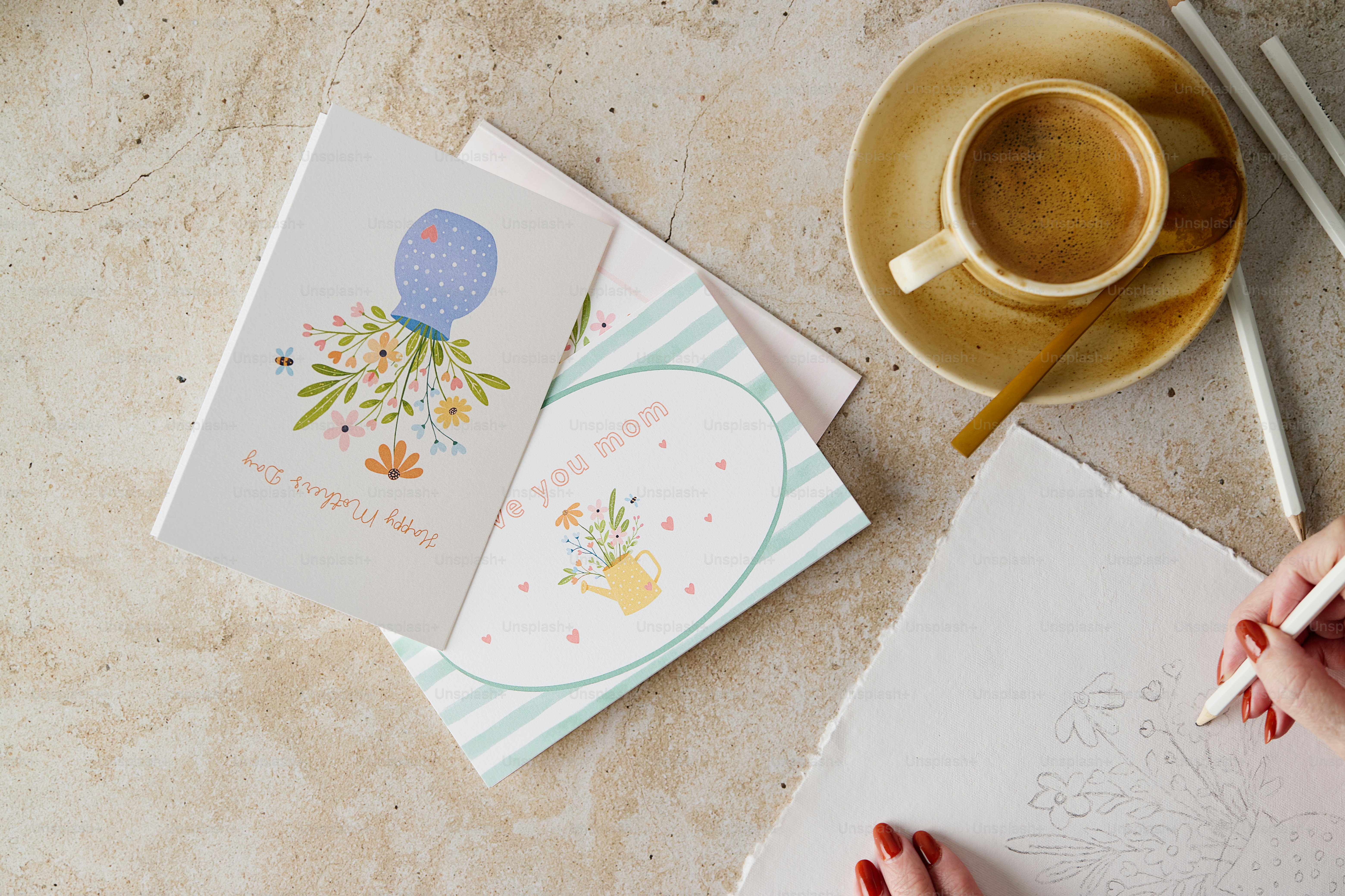 花柄のカードとコーヒー一杯。