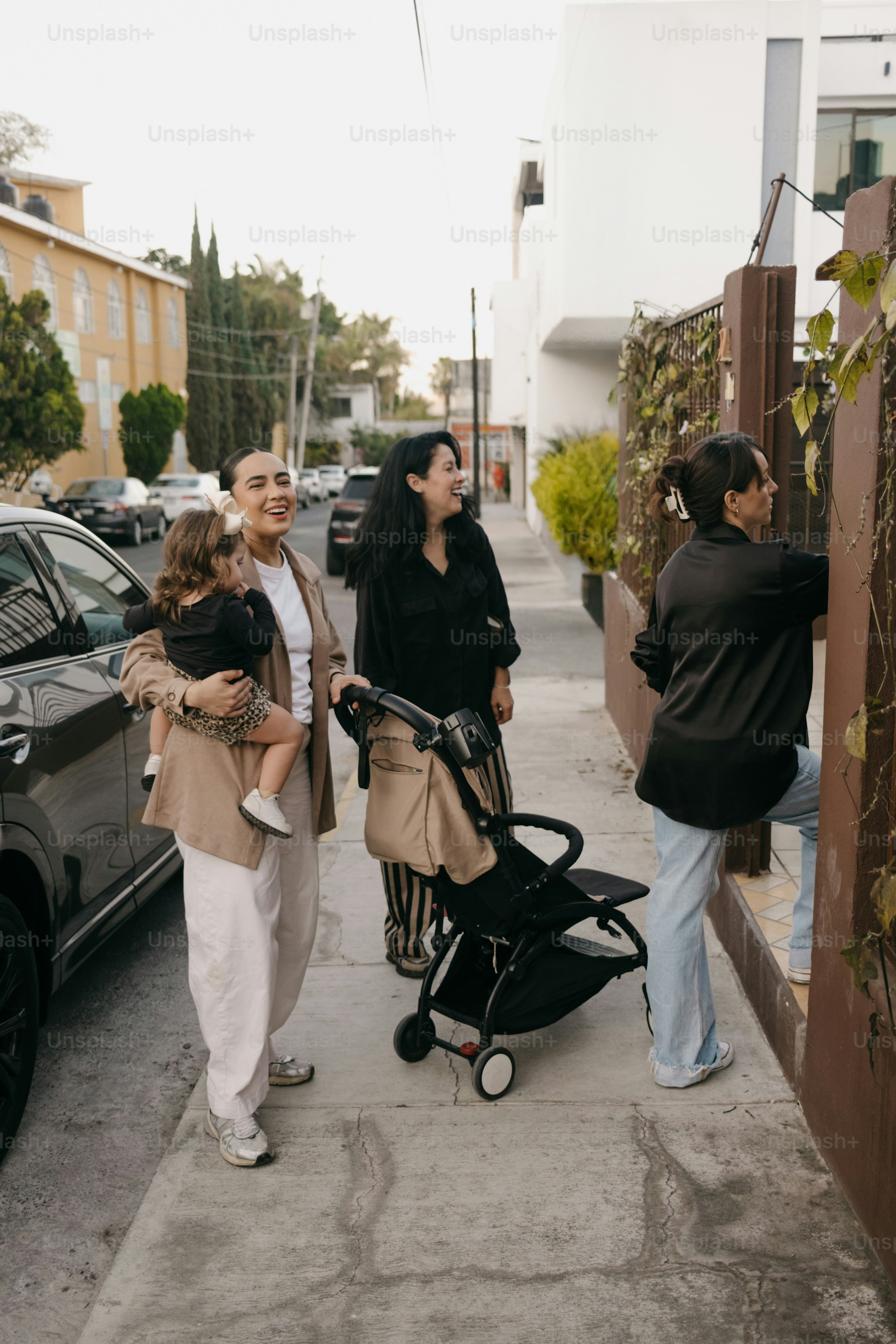 Un groupe de personnes avec une poussette et un enfant