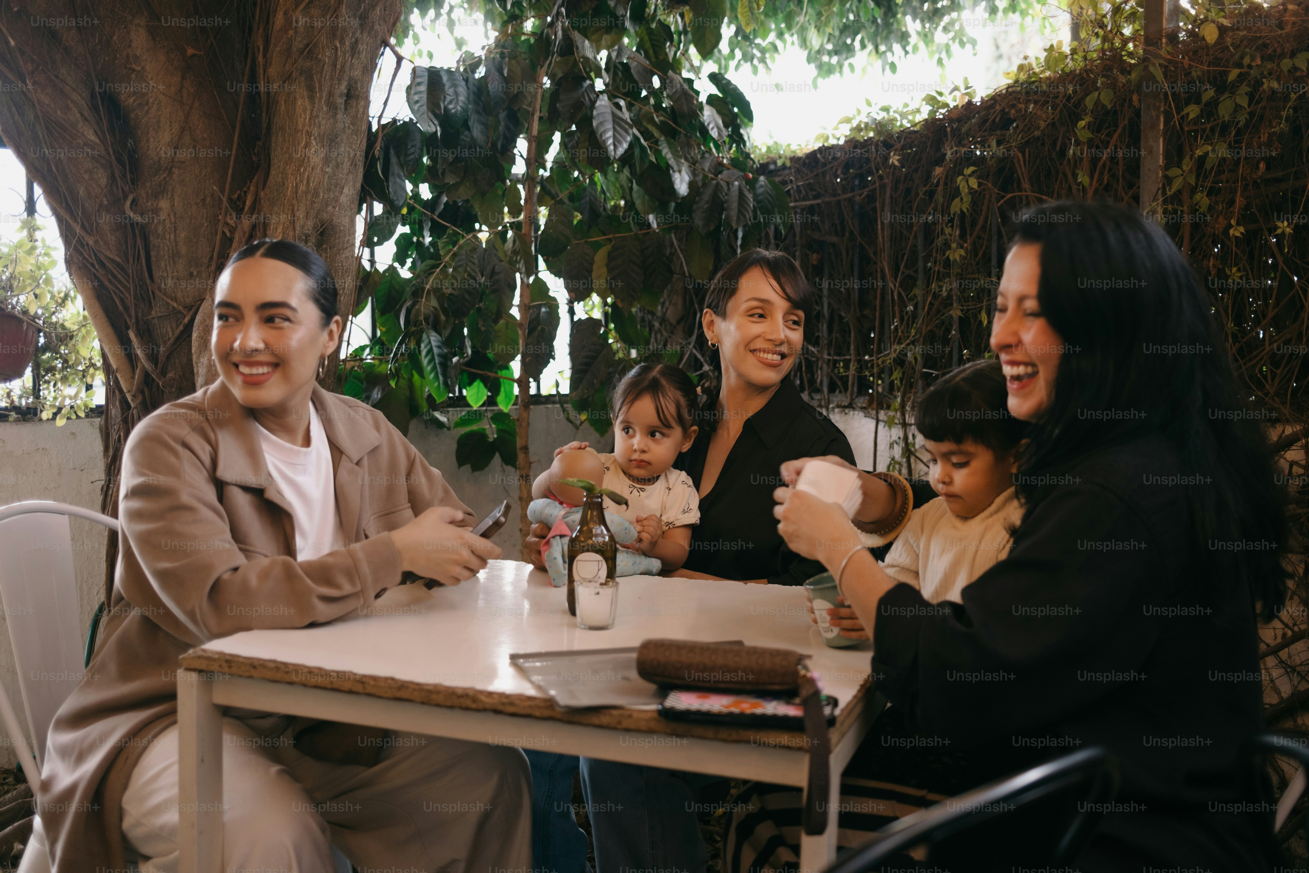 Un groupe diversifié de personnes profitant d’un repas en plein air