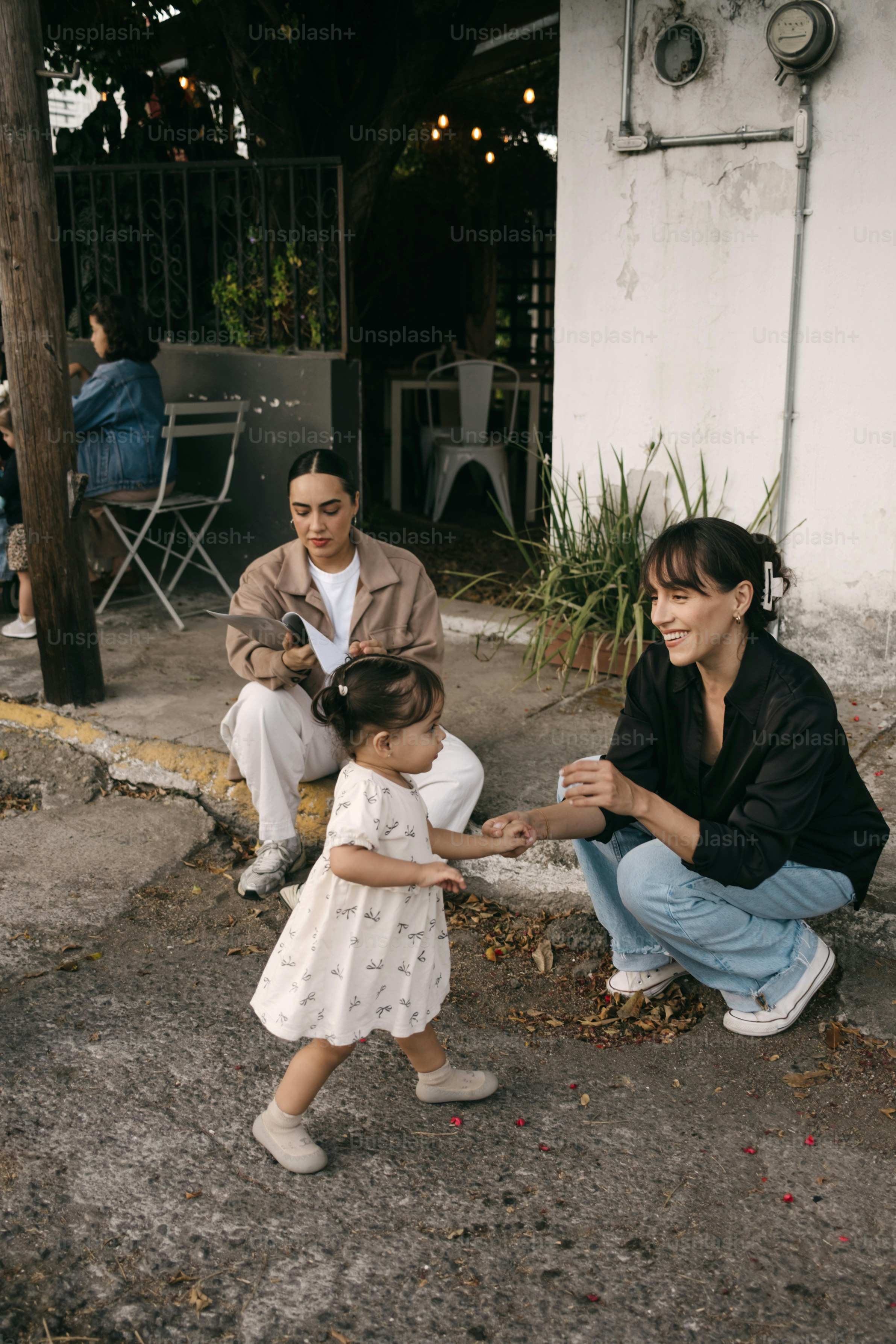 Deux femmes et un jeune enfant dehors