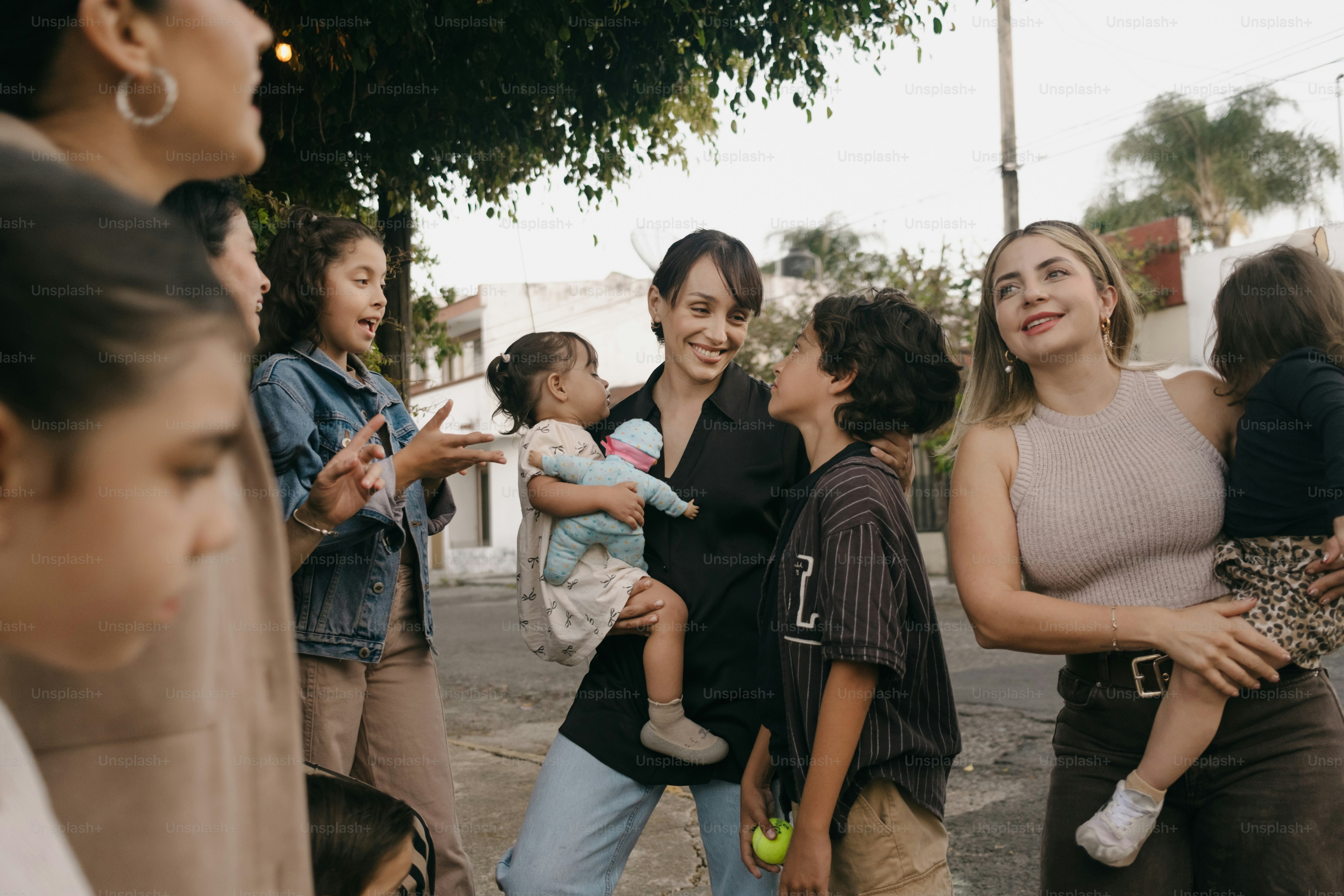 Un groupe de personnes diverses interagissant en plein air.
