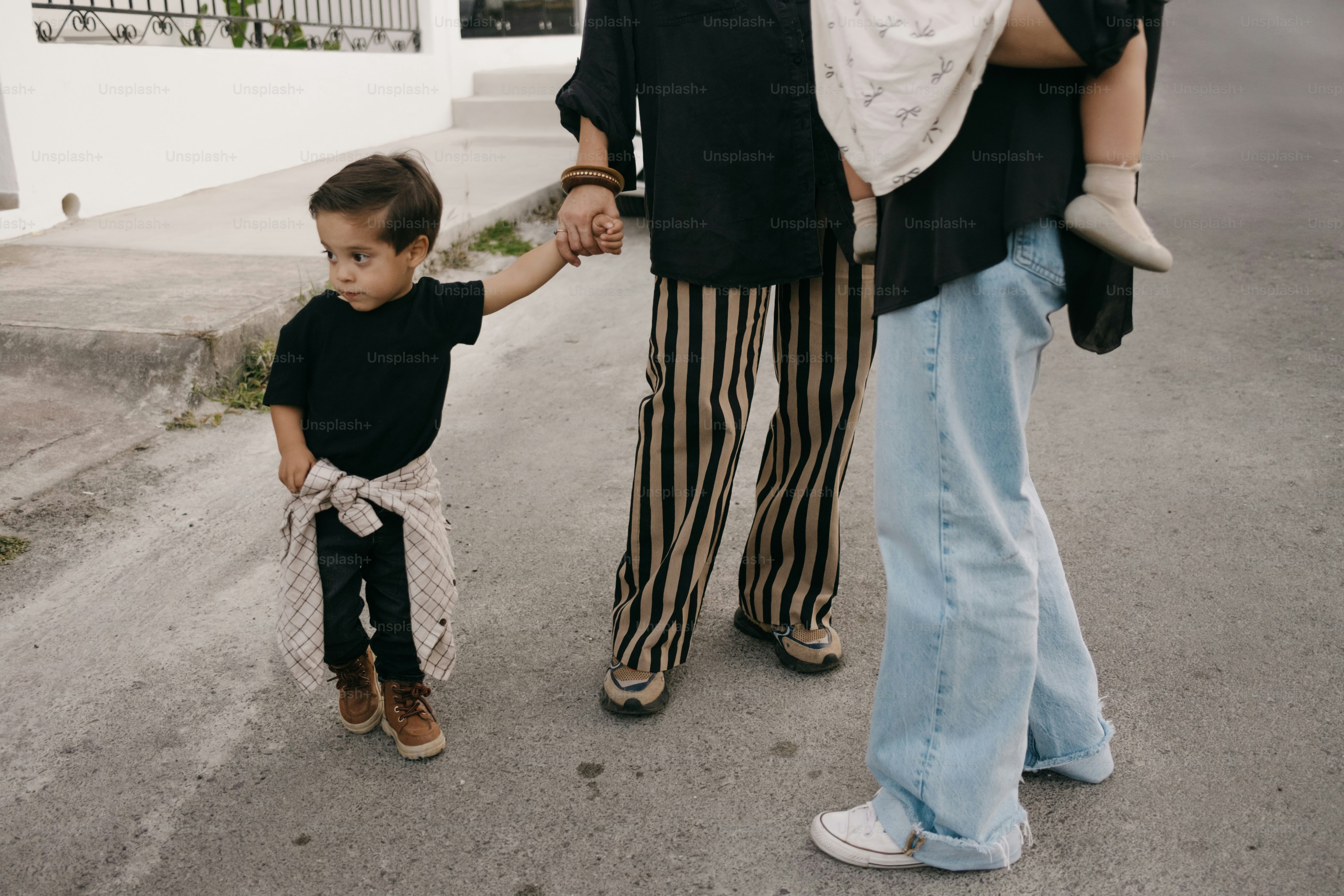 Famille marchant ensemble dans une rue