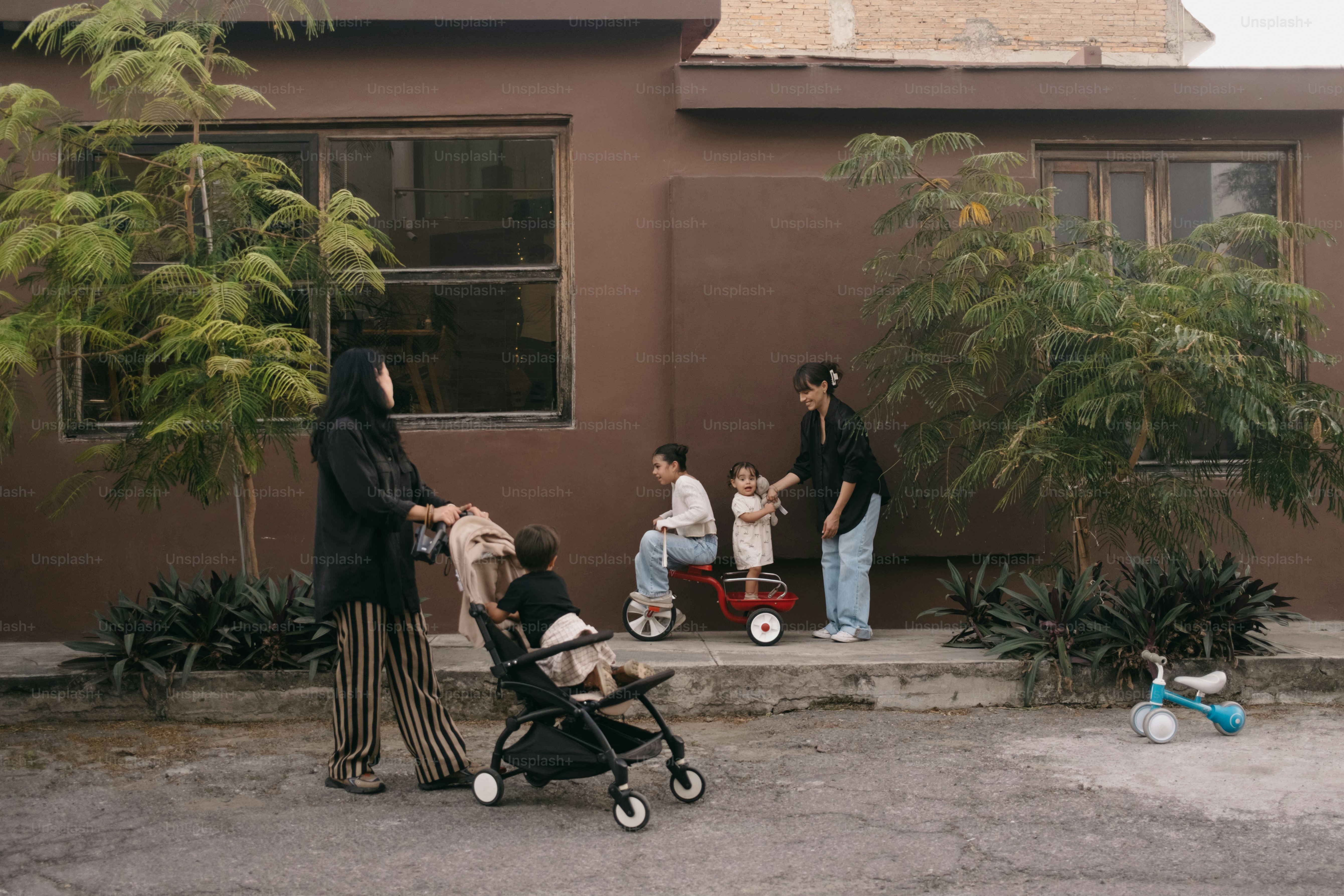 Famille avec enfants et poussette devant le bâtiment