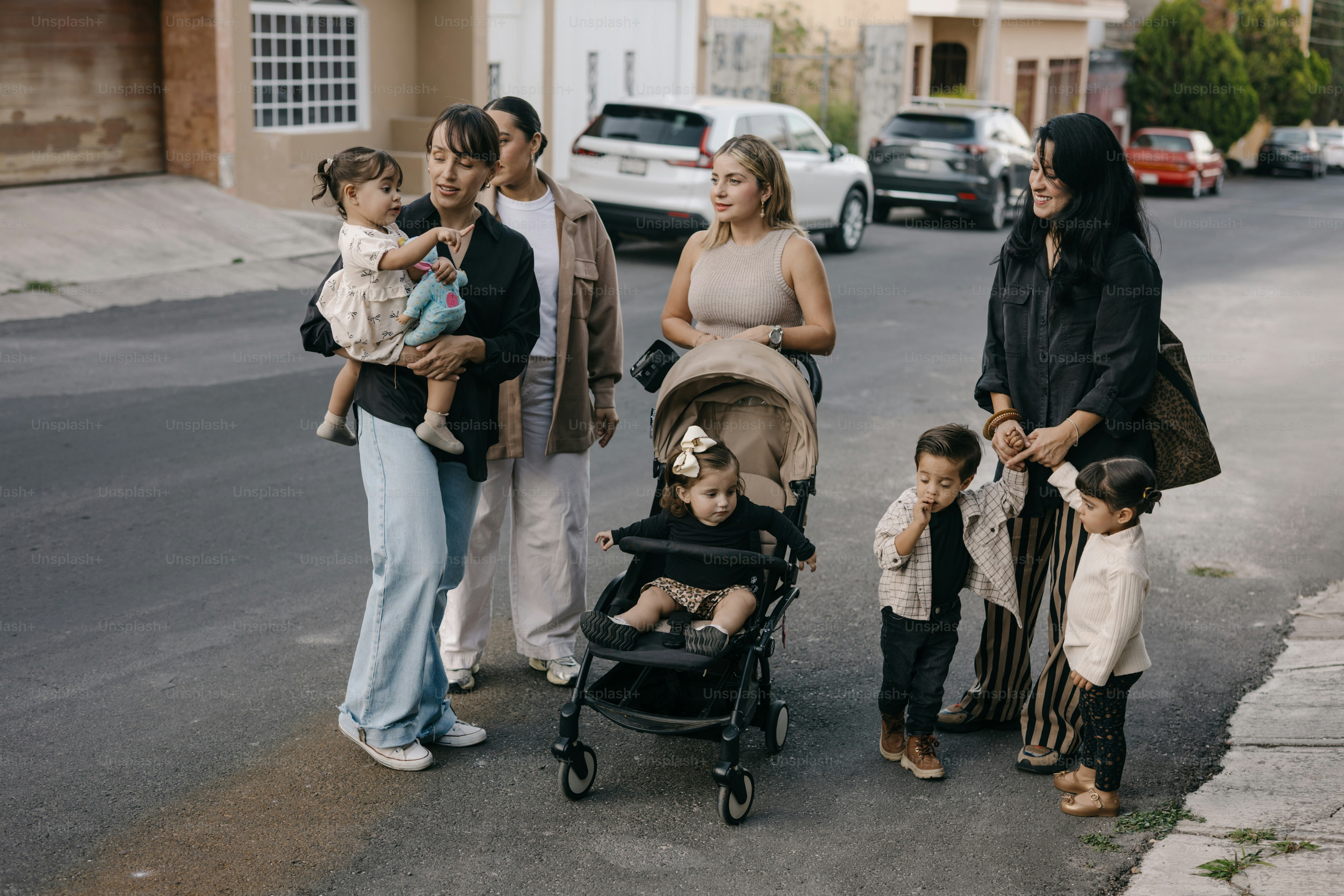 Un groupe d’adultes et d’enfants marche dans une rue.