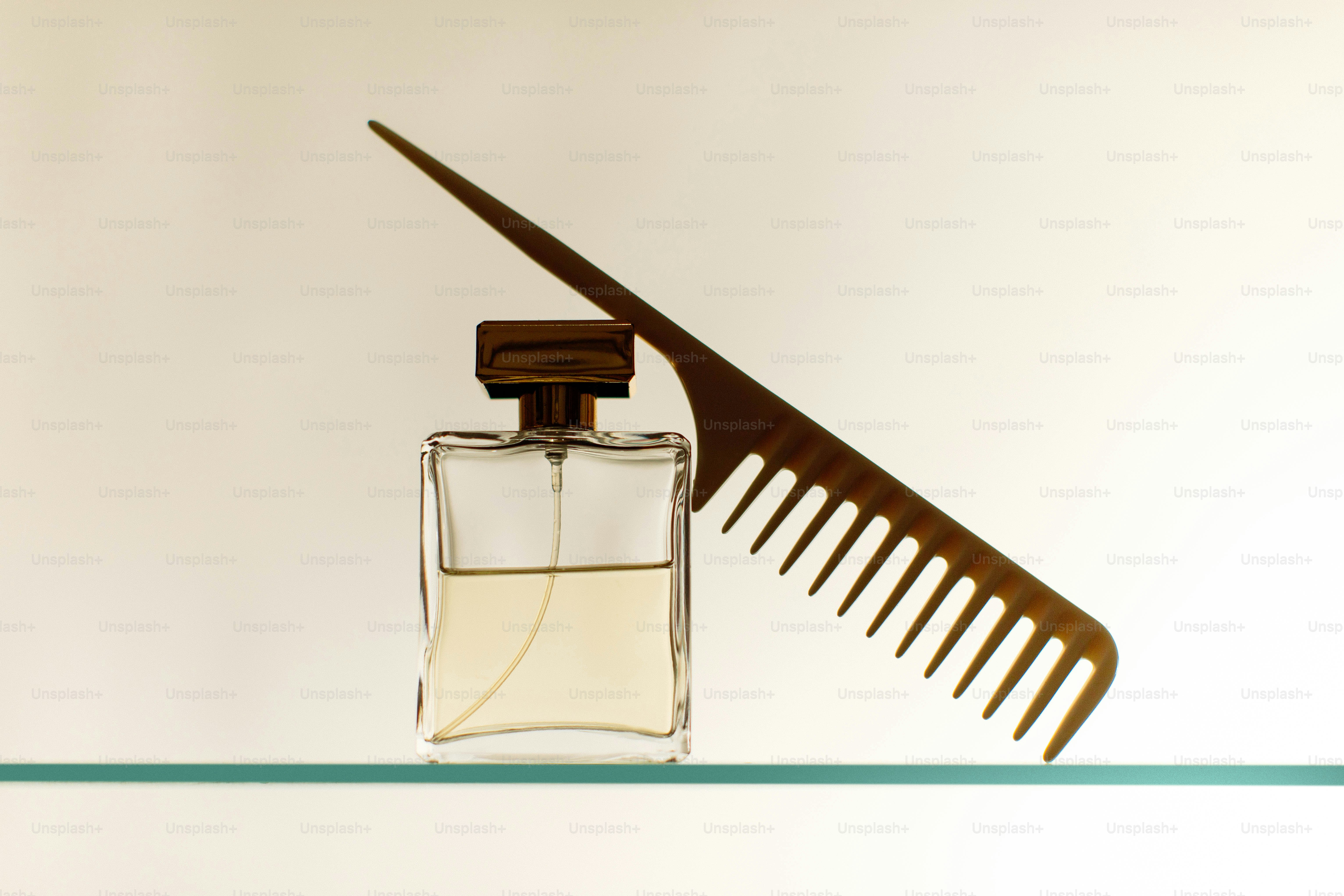 Botol parfum dan sisir di rak