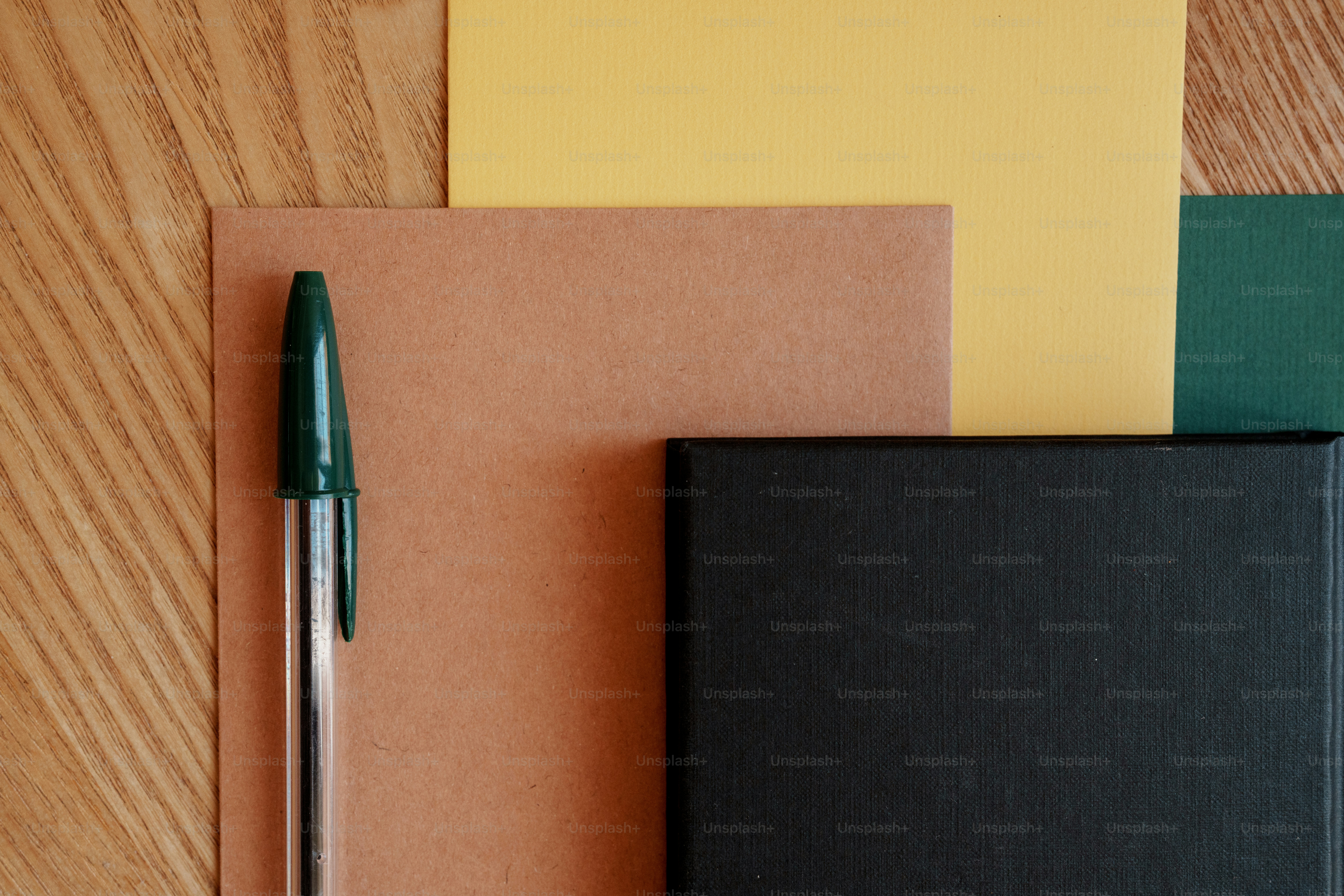 Ein grüner Stift ruht auf Schreibwaren