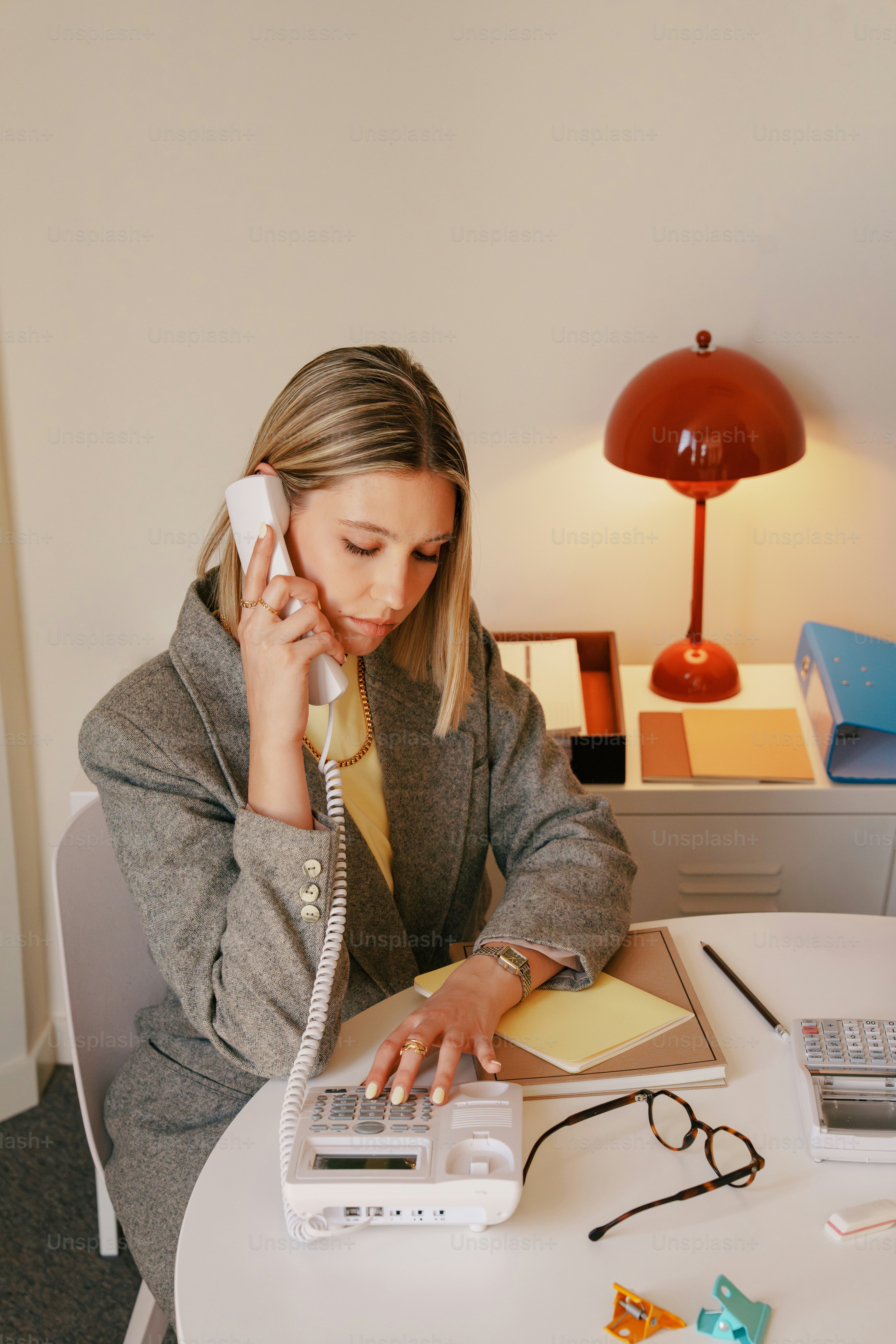 Donna in giacca e giacca che parla al telefono retrò.