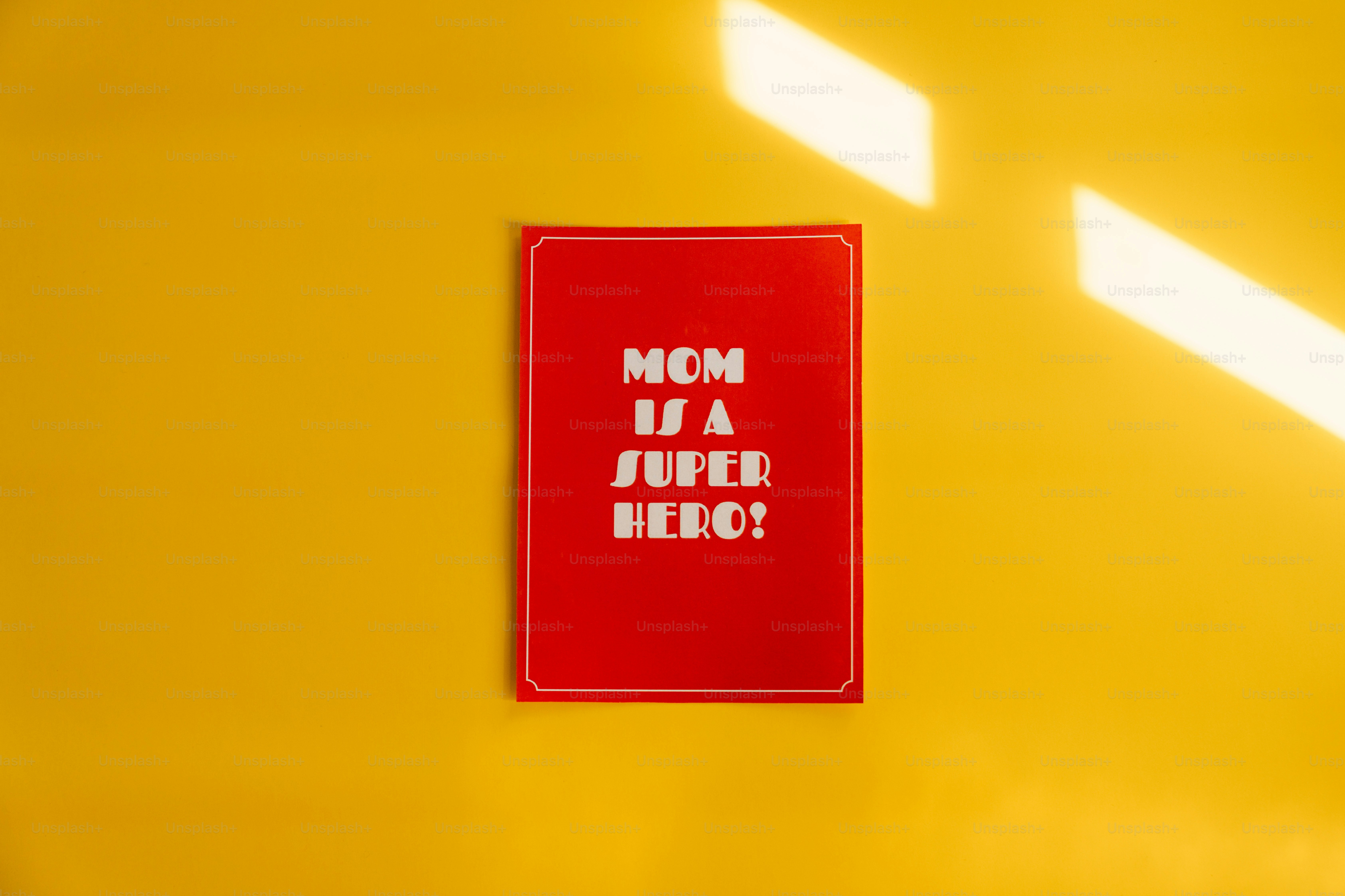 Cartellino rosso con il messaggio "mamma è una supereroina".