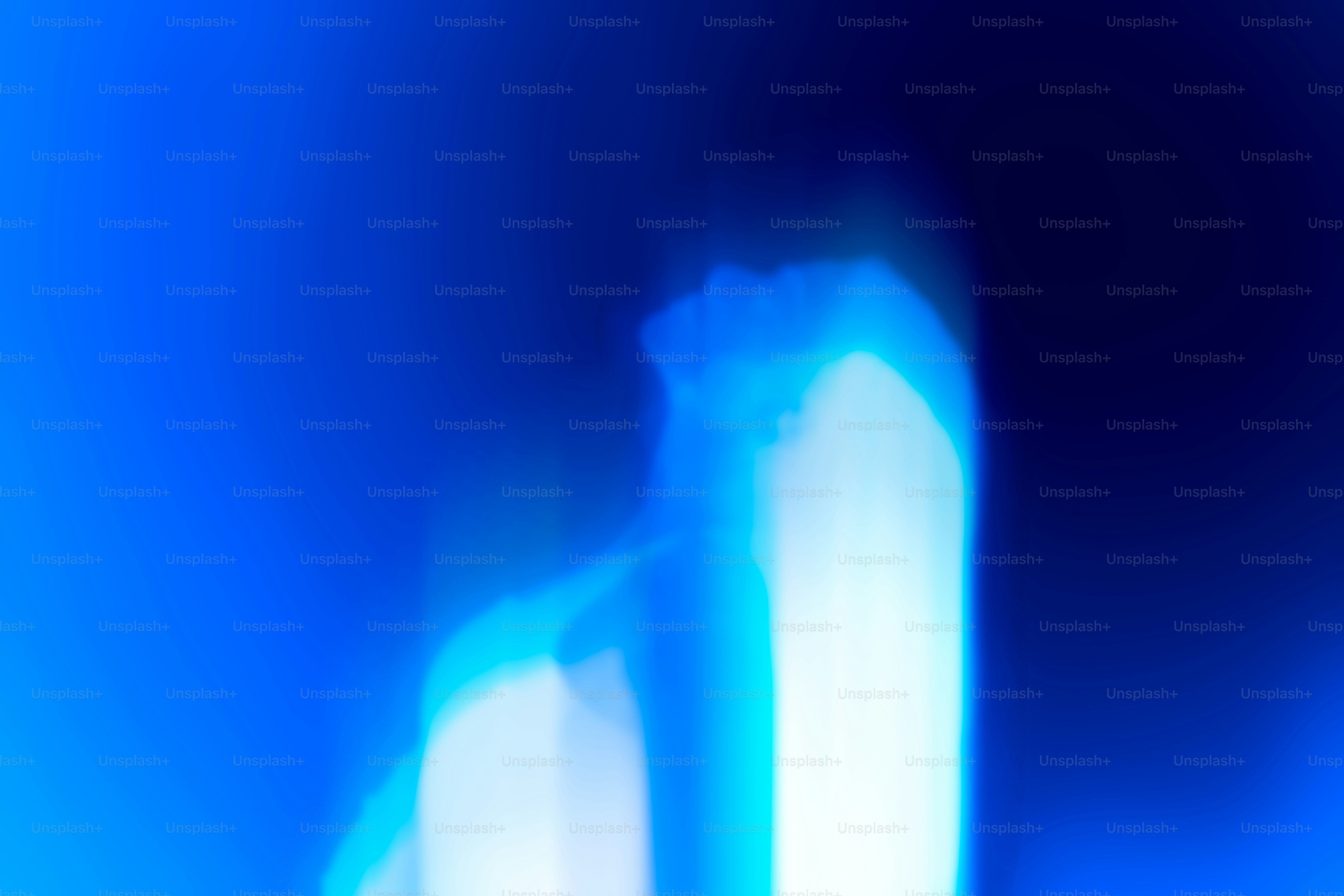 Rayas abstractas de luz azul y blanca